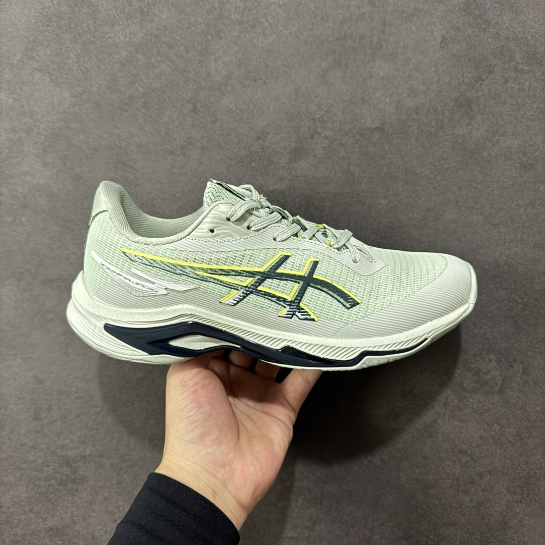 【公司级】亚瑟士Asics NETBURNER BALLISTIC FF 4 舒适百搭简约时尚 低帮 训练鞋 男女款运动跑步鞋 亚瑟士 ASICS GEL-NETBURNER BALLISTIC FF 4 是专为排球运动设计的专业鞋款,2025年8月推出的升级版在性能和舒适性方面均有显著提升。 核心升级亮点了包裹性与透气性:采用无缝柔韧网布鞋面,贴合度提升30%,同时通过动态束带设计实现足弓横向偏移量仅1.8mm,保持运动稳定性。 推进力与抓地力:鞋底纹路结合Precision Sole与X-Guidance设计,多方向抓地力提升25%,尤其在转折和加速场景中表现更优。 中底技术:FlyteFoam材质实现落地回弹率提升18%,配合SpeedTruss结构增强横向移动稳定性,适合快速移动场景。 适用场景点适合追求快速移动、多方向切换的排球运动员,尤其推荐给需要横向移动稳定性支撑的球员。 尺码: 36-45含半码 编码: AMB250260-选品中心