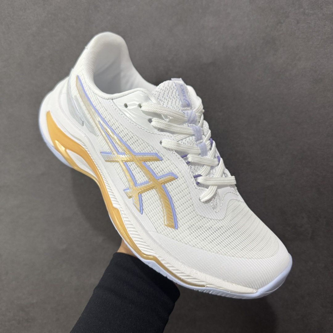 图片[3]-【公司级】亚瑟士Asics NETBURNER BALLISTIC FF 4 舒适百搭简约时尚 低帮 训练鞋 男女款运动跑步鞋 亚瑟士 ASICS GEL-NETBURNER BALLISTIC FF 4 是专为排球运动设计的专业鞋款，2025年8月推出的升级版在性能和舒适性方面均有显著提升。 核心升级亮点了包裹性与透气性：采用无缝柔韧网布鞋面，贴合度提升30%，同时通过动态束带设计实现足弓横向偏移量仅1.8mm，保持运动稳定性。 推进力与抓地力：鞋底纹路结合Precision Sole与X-Guidance设计，多方向抓地力提升25%，尤其在转折和加速场景中表现更优。 中底技术：FlyteFoam材质实现落地回弹率提升18%，配合SpeedTruss结构增强横向移动稳定性，适合快速移动场景。 适用场景点适合追求快速移动、多方向切换的排球运动员，尤其推荐给需要横向移动稳定性支撑的球员。 尺码： 36-45含半码 编码： AMB250260-选品中心