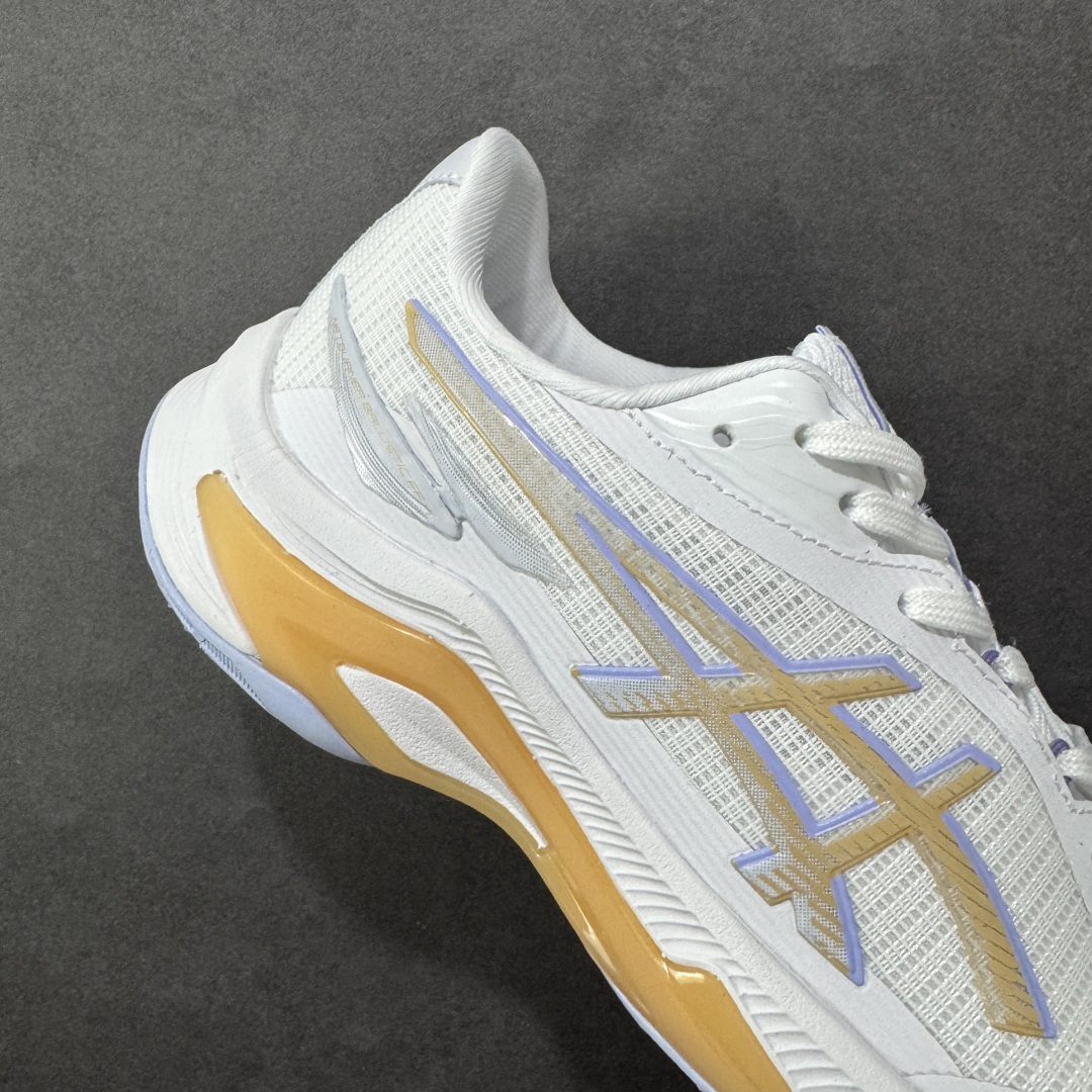 图片[6]-【公司级】亚瑟士Asics NETBURNER BALLISTIC FF 4 舒适百搭简约时尚 低帮 训练鞋 男女款运动跑步鞋 亚瑟士 ASICS GEL-NETBURNER BALLISTIC FF 4 是专为排球运动设计的专业鞋款，2025年8月推出的升级版在性能和舒适性方面均有显著提升。 核心升级亮点了包裹性与透气性：采用无缝柔韧网布鞋面，贴合度提升30%，同时通过动态束带设计实现足弓横向偏移量仅1.8mm，保持运动稳定性。 推进力与抓地力：鞋底纹路结合Precision Sole与X-Guidance设计，多方向抓地力提升25%，尤其在转折和加速场景中表现更优。 中底技术：FlyteFoam材质实现落地回弹率提升18%，配合SpeedTruss结构增强横向移动稳定性，适合快速移动场景。 适用场景点适合追求快速移动、多方向切换的排球运动员，尤其推荐给需要横向移动稳定性支撑的球员。 尺码： 36-45含半码 编码： AMB250260-选品中心