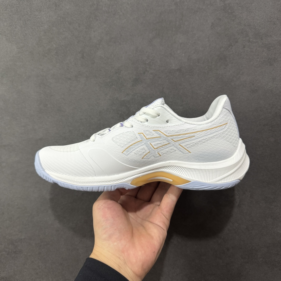 图片[2]-【公司级】亚瑟士Asics NETBURNER BALLISTIC FF 4 舒适百搭简约时尚 低帮 训练鞋 男女款运动跑步鞋 亚瑟士 ASICS GEL-NETBURNER BALLISTIC FF 4 是专为排球运动设计的专业鞋款，2025年8月推出的升级版在性能和舒适性方面均有显著提升。 核心升级亮点了包裹性与透气性：采用无缝柔韧网布鞋面，贴合度提升30%，同时通过动态束带设计实现足弓横向偏移量仅1.8mm，保持运动稳定性。 推进力与抓地力：鞋底纹路结合Precision Sole与X-Guidance设计，多方向抓地力提升25%，尤其在转折和加速场景中表现更优。 中底技术：FlyteFoam材质实现落地回弹率提升18%，配合SpeedTruss结构增强横向移动稳定性，适合快速移动场景。 适用场景点适合追求快速移动、多方向切换的排球运动员，尤其推荐给需要横向移动稳定性支撑的球员。 尺码： 36-45含半码 编码： AMB250260-选品中心