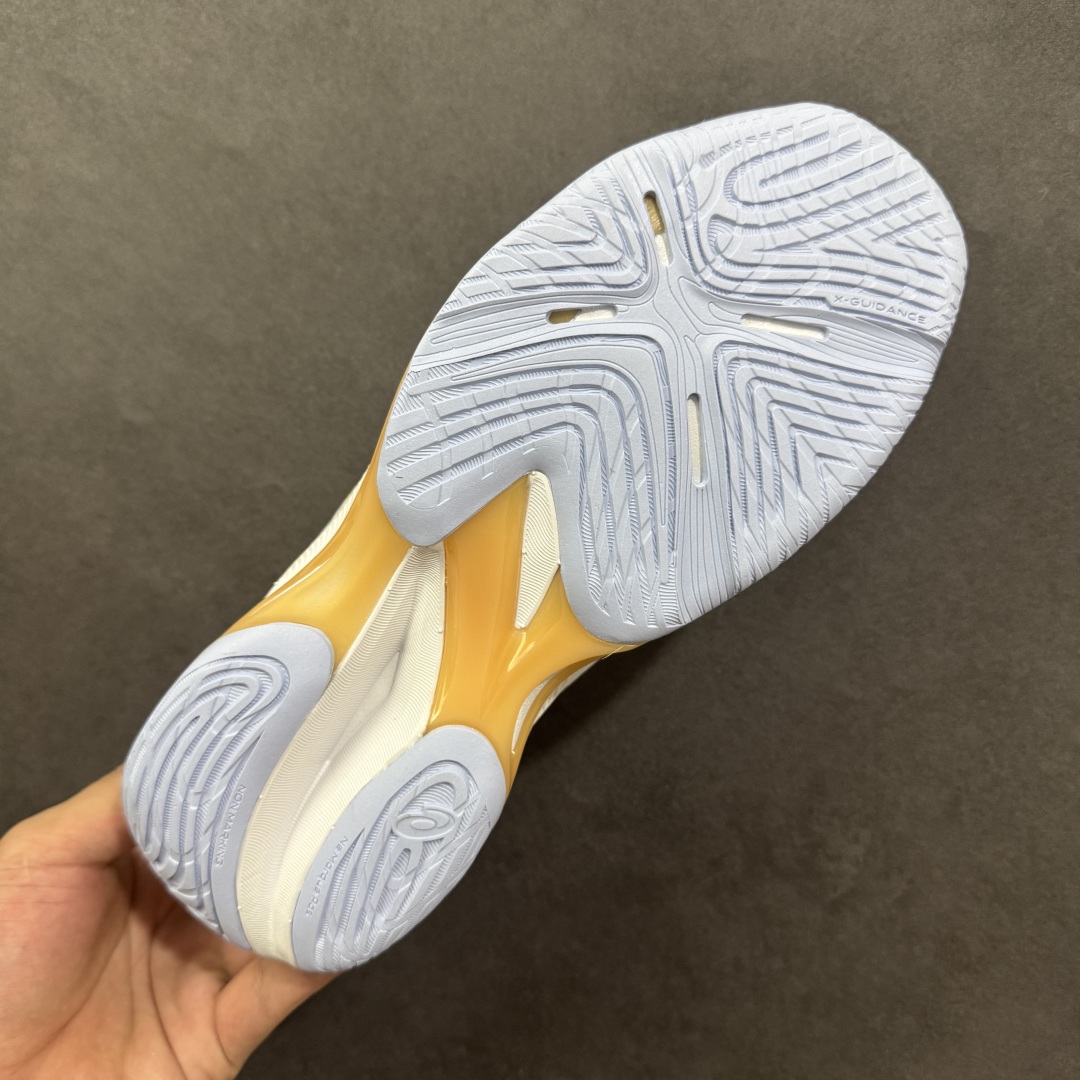 图片[9]-【公司级】亚瑟士Asics NETBURNER BALLISTIC FF 4 舒适百搭简约时尚 低帮 训练鞋 男女款运动跑步鞋 亚瑟士 ASICS GEL-NETBURNER BALLISTIC FF 4 是专为排球运动设计的专业鞋款，2025年8月推出的升级版在性能和舒适性方面均有显著提升。 核心升级亮点了包裹性与透气性：采用无缝柔韧网布鞋面，贴合度提升30%，同时通过动态束带设计实现足弓横向偏移量仅1.8mm，保持运动稳定性。 推进力与抓地力：鞋底纹路结合Precision Sole与X-Guidance设计，多方向抓地力提升25%，尤其在转折和加速场景中表现更优。 中底技术：FlyteFoam材质实现落地回弹率提升18%，配合SpeedTruss结构增强横向移动稳定性，适合快速移动场景。 适用场景点适合追求快速移动、多方向切换的排球运动员，尤其推荐给需要横向移动稳定性支撑的球员。 尺码： 36-45含半码 编码： AMB250260-选品中心