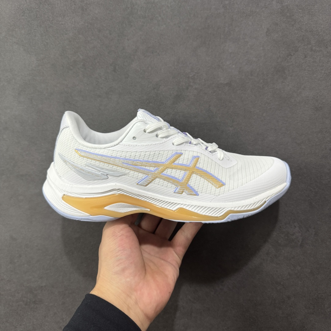 【公司级】亚瑟士Asics NETBURNER BALLISTIC FF 4 舒适百搭简约时尚 低帮 训练鞋 男女款运动跑步鞋 亚瑟士 ASICS GEL-NETBURNER BALLISTIC FF 4 是专为排球运动设计的专业鞋款,2025年8月推出的升级版在性能和舒适性方面均有显著提升。 核心升级亮点了包裹性与透气性:采用无缝柔韧网布鞋面,贴合度提升30%,同时通过动态束带设计实现足弓横向偏移量仅1.8mm,保持运动稳定性。 推进力与抓地力:鞋底纹路结合Precision Sole与X-Guidance设计,多方向抓地力提升25%,尤其在转折和加速场景中表现更优。 中底技术:FlyteFoam材质实现落地回弹率提升18%,配合SpeedTruss结构增强横向移动稳定性,适合快速移动场景。 适用场景点适合追求快速移动、多方向切换的排球运动员,尤其推荐给需要横向移动稳定性支撑的球员。 尺码: 36-45含半码 编码: AMB250260-选品中心