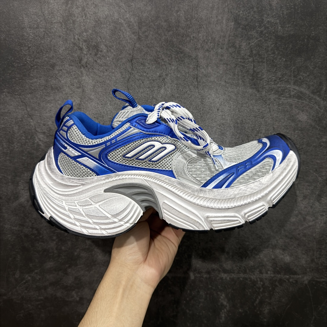 【XA纯原】BALENCIAGA 6XL Sneakers 巴黎世家15代 网布系带低帮走秀复古老爹鞋 全套原纸板楦头开发 最原汁原味的灵魂版型 全鞋荧光划线卡点 胶水把控整洁度追求极致完美 每一双都是工艺品 多重QC质检 超越公司货的品控标准 实实在在的免检产品 原盒原配 正确字体电绣 粗细、位置、大小正确 侧边TPU 透气孔匹配意产原版 正确分离大底 TPU软底 原版一致大底LOGO 立体感十足 原厂皮料水洗做旧 采购原厂网纱 不含皮革 网布材料和聚氨酯 磨损效果 展现品牌对于新潮事物的热情 这款鞋子拥有巨大尺寸和醒目设计 符合当下”老爹鞋”的趋势 鞋子采用银灰配色 营造出低调而不失华丽的效果 10XL的尺码使它成为市场中最显眼的存在 适合追求个性化的人群 Balenciaga始终站在时尚前沿 此次发布的产品再次体现了他们的创新能力 尺码:35-46-选品中心