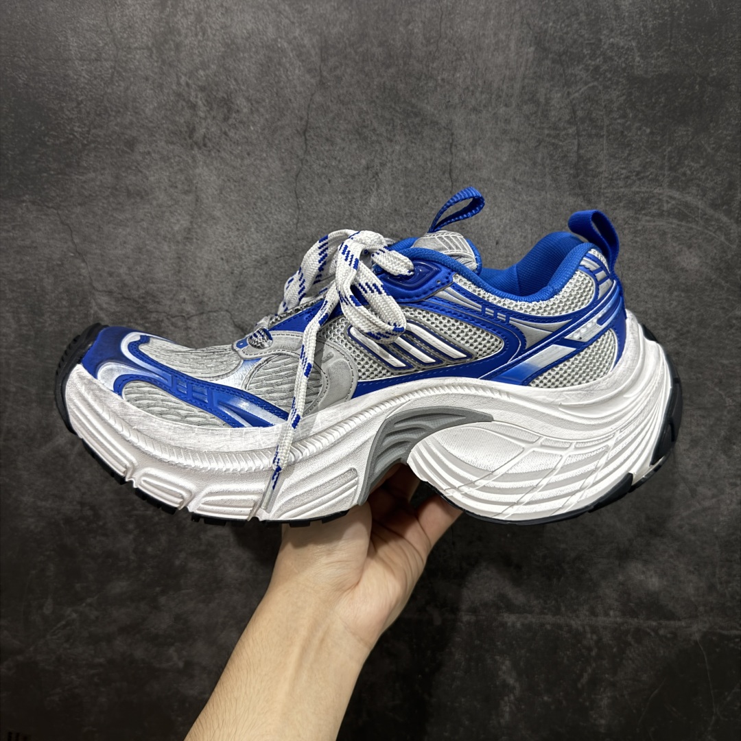 图片[2]-【XA纯原】BALENCIAGA 6XL Sneakers 巴黎世家15代 网布系带低帮走秀复古老爹鞋 全套原纸板楦头开发 最原汁原味的灵魂版型 全鞋荧光划线卡点 胶水把控整洁度追求极致完美 每一双都是工艺品 多重QC质检 超越公司货的品控标准 实实在在的免检产品 原盒原配 正确字体电绣 粗细、位置、大小正确 侧边TPU 透气孔匹配意产原版 正确分离大底 TPU软底 原版一致大底LOGO 立体感十足 原厂皮料水洗做旧 采购原厂网纱 不含皮革 网布材料和聚氨酯 磨损效果 展现品牌对于新潮事物的热情 这款鞋子拥有巨大尺寸和醒目设计 符合当下”老爹鞋”的趋势 鞋子采用银灰配色 营造出低调而不失华丽的效果 10XL的尺码使它成为市场中最显眼的存在 适合追求个性化的人群 Balenciaga始终站在时尚前沿 此次发布的产品再次体现了他们的创新能力 尺码：35-46-选品中心