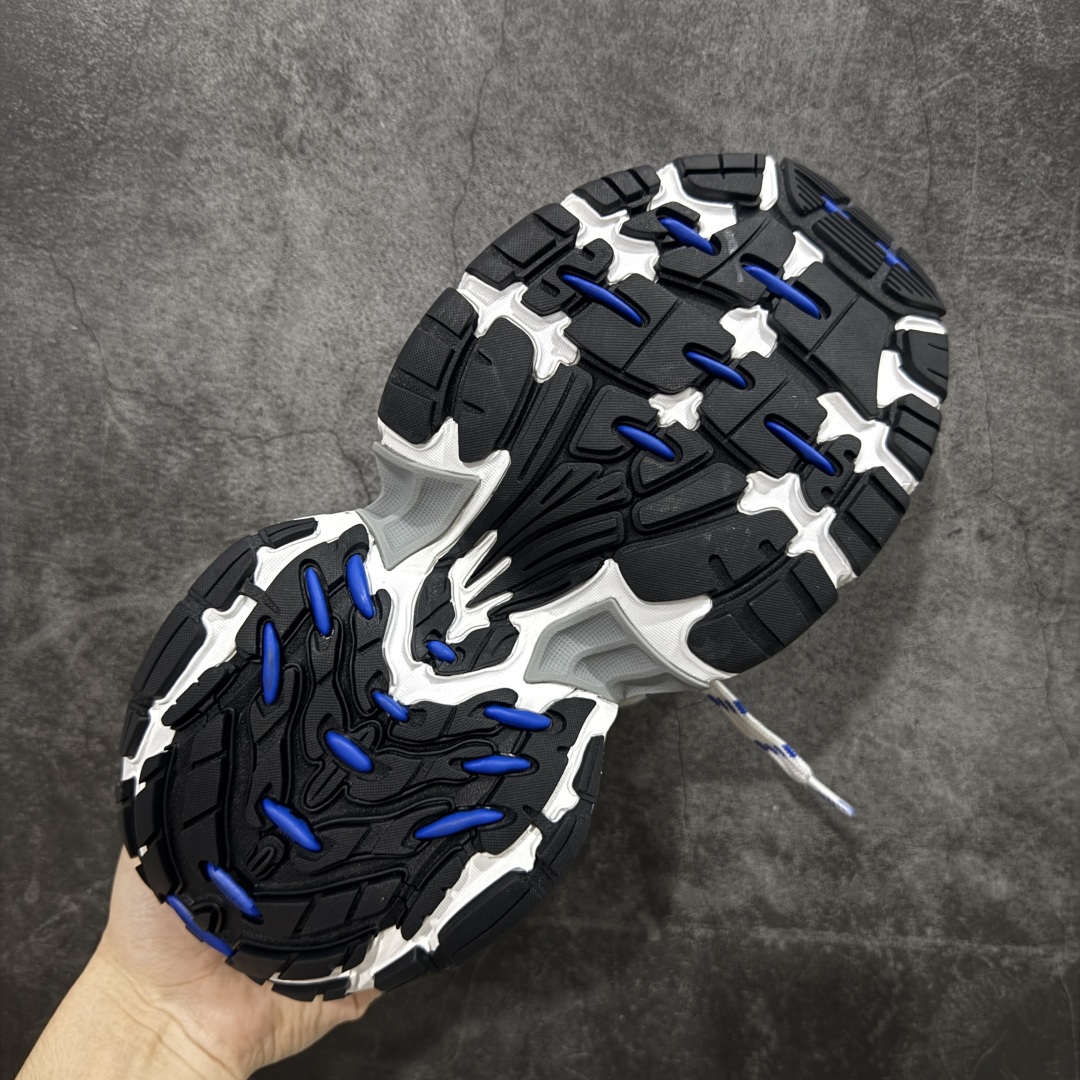 图片[9]-【XA纯原】BALENCIAGA 6XL Sneakers 巴黎世家15代 网布系带低帮走秀复古老爹鞋 全套原纸板楦头开发 最原汁原味的灵魂版型 全鞋荧光划线卡点 胶水把控整洁度追求极致完美 每一双都是工艺品 多重QC质检 超越公司货的品控标准 实实在在的免检产品 原盒原配 正确字体电绣 粗细、位置、大小正确 侧边TPU 透气孔匹配意产原版 正确分离大底 TPU软底 原版一致大底LOGO 立体感十足 原厂皮料水洗做旧 采购原厂网纱 不含皮革 网布材料和聚氨酯 磨损效果 展现品牌对于新潮事物的热情 这款鞋子拥有巨大尺寸和醒目设计 符合当下”老爹鞋”的趋势 鞋子采用银灰配色 营造出低调而不失华丽的效果 10XL的尺码使它成为市场中最显眼的存在 适合追求个性化的人群 Balenciaga始终站在时尚前沿 此次发布的产品再次体现了他们的创新能力 尺码：35-46-选品中心
