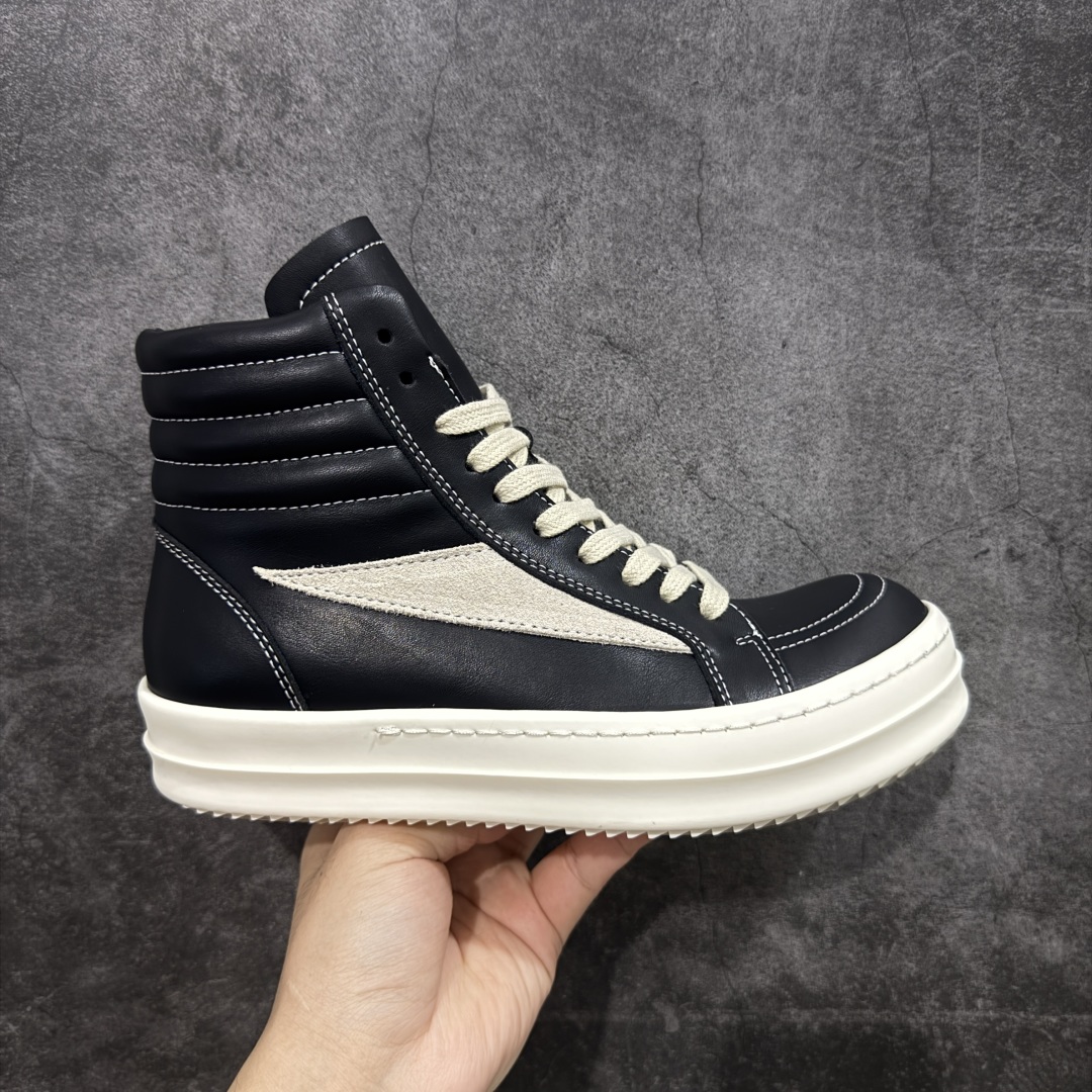 【莞产G版】RO / Rick Owens 瑞克·欧文斯【主线】 【名称】牛皮黑白高帮侵权万子 【款式】 侵权三角标/低帮/经典底/细鞋带款,摔纹粒面黑色牛皮! 【皮料】 东莞原厂进口全新定制摔纹粒面黑色牛皮,油光发亮质感! 【三角标】长绒灰白麂皮头层小牛皮,厚切1.2mm。 【鞋带】 鞋带采用水染定织法工艺,高密度之下,透出光泽感! 【鞋头】 原厂楦头定型,优雅大幅度上翘弧度! 【鞋舌】 内里和后跟包裹是全牛皮,一整张牛皮切割,无拼皮、无边角料皮! 【鞋底】TPU大底奶香味!硬度、肤感一比一!鞋底logo钢印清晰正确! 【鞋垫】整张牛皮鞋垫 + 3层夹心泡棉材质(白+粉色),独家私人开模冲孔! 【尺码】 :36 37 38 39 40 41 42 43 44 45 46!-选品中心