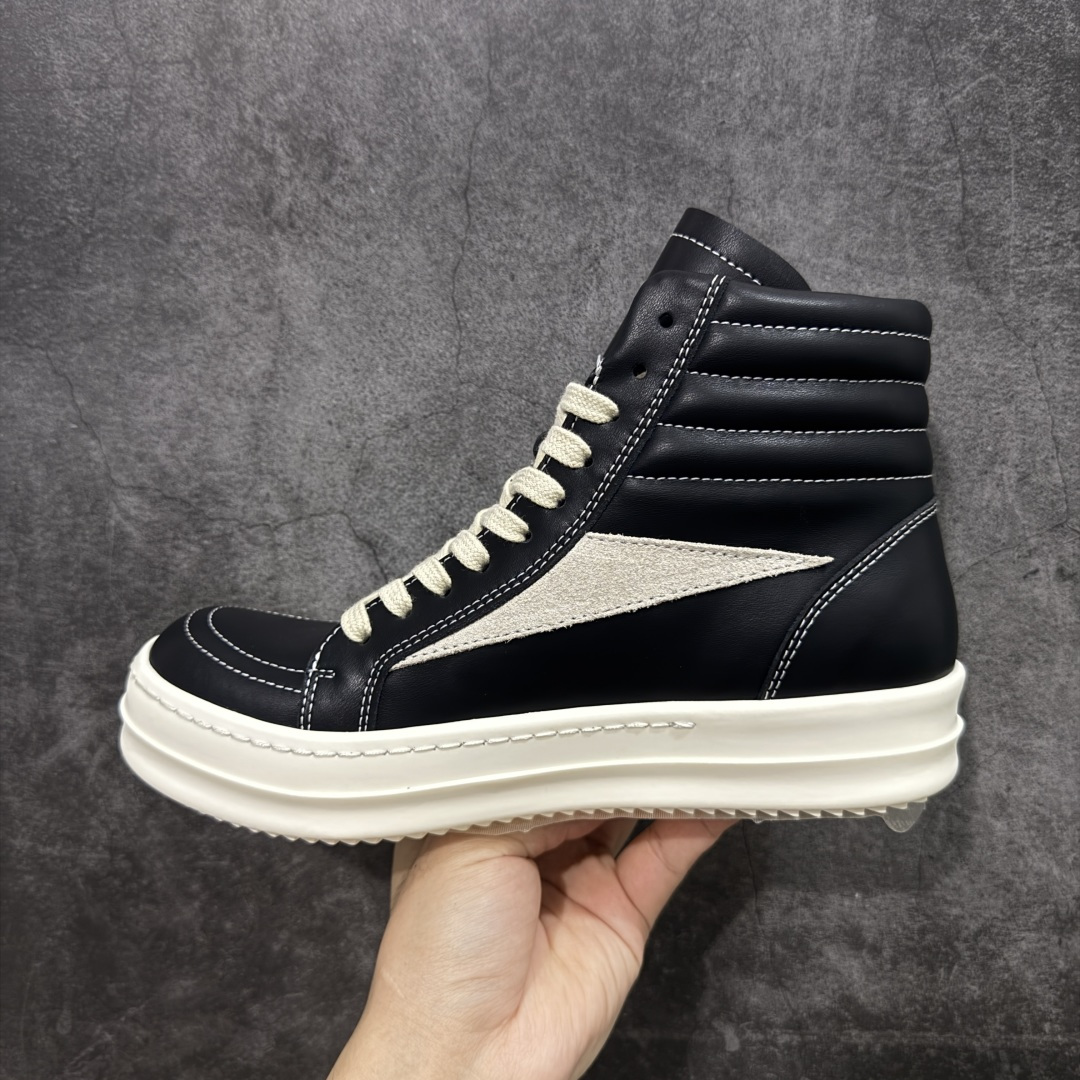 图片[2]-【莞产G版】RO / Rick Owens 瑞克·欧文斯【主线】 【名称】牛皮黑白高帮侵权万子 【款式】 侵权三角标/低帮/经典底/细鞋带款，摔纹粒面黑色牛皮！ 【皮料】 东莞原厂进口全新定制摔纹粒面黑色牛皮，油光发亮质感！ 【三角标】长绒灰白麂皮头层小牛皮，厚切1.2mm。 【鞋带】 鞋带采用水染定织法工艺，高密度之下，透出光泽感！ 【鞋头】 原厂楦头定型，优雅大幅度上翘弧度！ 【鞋舌】 内里和后跟包裹是全牛皮，一整张牛皮切割，无拼皮、无边角料皮！ 【鞋底】TPU大底奶香味！硬度、肤感一比一！鞋底logo钢印清晰正确！ 【鞋垫】整张牛皮鞋垫 + 3层夹心泡棉材质（白+粉色），独家私人开模冲孔！ 【尺码】 ：36 37 38 39 40 41 42 43 44 45 46！-选品中心