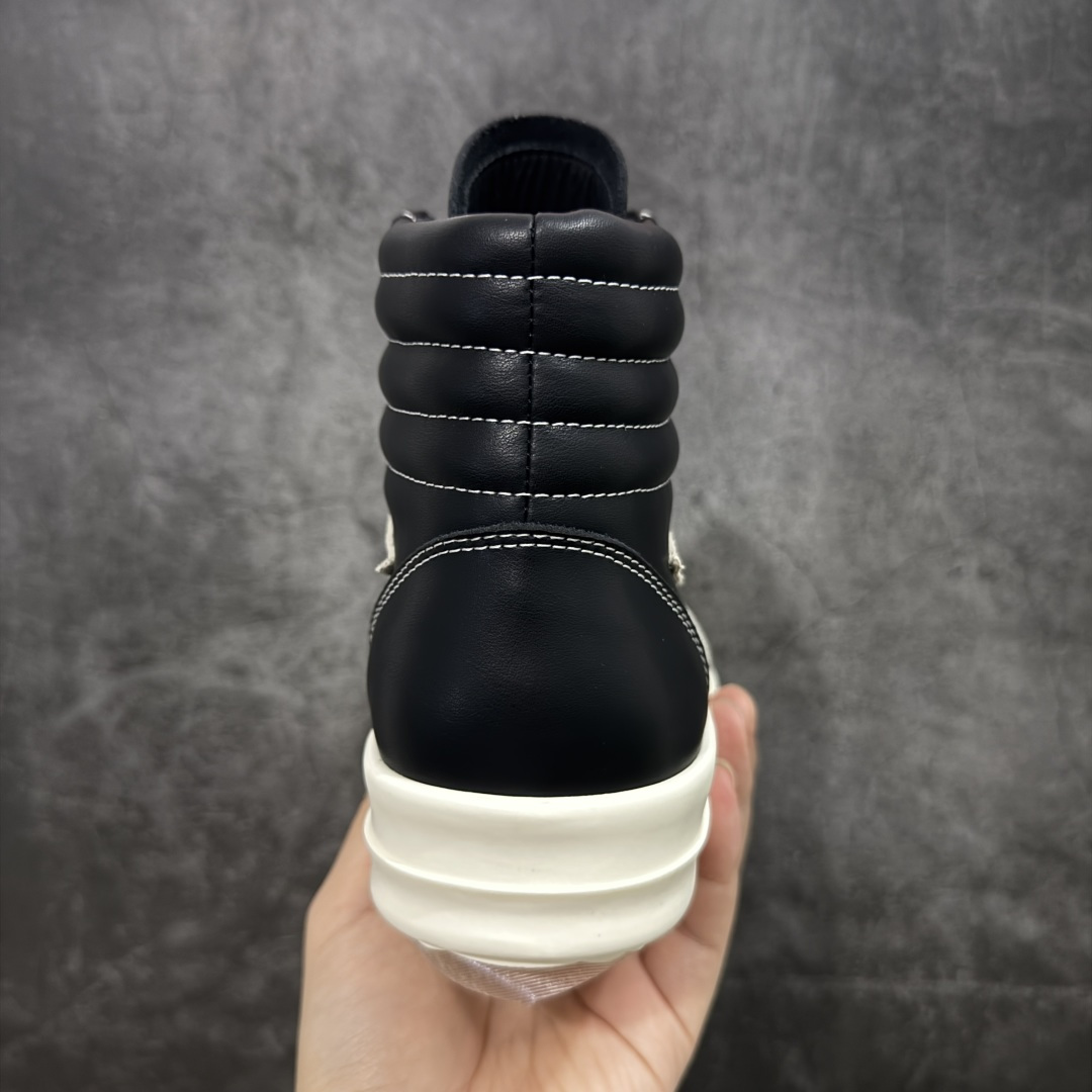 图片[4]-【莞产G版】RO / Rick Owens 瑞克·欧文斯【主线】 【名称】牛皮黑白高帮侵权万子 【款式】 侵权三角标/低帮/经典底/细鞋带款，摔纹粒面黑色牛皮！ 【皮料】 东莞原厂进口全新定制摔纹粒面黑色牛皮，油光发亮质感！ 【三角标】长绒灰白麂皮头层小牛皮，厚切1.2mm。 【鞋带】 鞋带采用水染定织法工艺，高密度之下，透出光泽感！ 【鞋头】 原厂楦头定型，优雅大幅度上翘弧度！ 【鞋舌】 内里和后跟包裹是全牛皮，一整张牛皮切割，无拼皮、无边角料皮！ 【鞋底】TPU大底奶香味！硬度、肤感一比一！鞋底logo钢印清晰正确！ 【鞋垫】整张牛皮鞋垫 + 3层夹心泡棉材质（白+粉色），独家私人开模冲孔！ 【尺码】 ：36 37 38 39 40 41 42 43 44 45 46！-选品中心