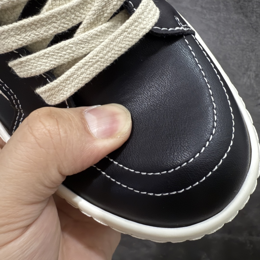 图片[5]-【莞产G版】RO / Rick Owens 瑞克·欧文斯【主线】 【名称】牛皮黑白高帮侵权万子 【款式】 侵权三角标/低帮/经典底/细鞋带款，摔纹粒面黑色牛皮！ 【皮料】 东莞原厂进口全新定制摔纹粒面黑色牛皮，油光发亮质感！ 【三角标】长绒灰白麂皮头层小牛皮，厚切1.2mm。 【鞋带】 鞋带采用水染定织法工艺，高密度之下，透出光泽感！ 【鞋头】 原厂楦头定型，优雅大幅度上翘弧度！ 【鞋舌】 内里和后跟包裹是全牛皮，一整张牛皮切割，无拼皮、无边角料皮！ 【鞋底】TPU大底奶香味！硬度、肤感一比一！鞋底logo钢印清晰正确！ 【鞋垫】整张牛皮鞋垫 + 3层夹心泡棉材质（白+粉色），独家私人开模冲孔！ 【尺码】 ：36 37 38 39 40 41 42 43 44 45 46！-选品中心