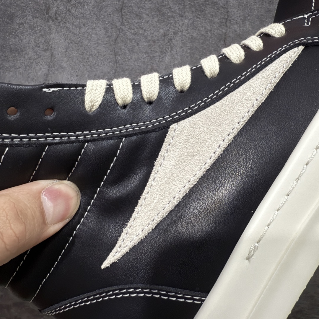 图片[3]-【莞产G版】RO / Rick Owens 瑞克·欧文斯【主线】 【名称】牛皮黑白高帮侵权万子 【款式】 侵权三角标/低帮/经典底/细鞋带款，摔纹粒面黑色牛皮！ 【皮料】 东莞原厂进口全新定制摔纹粒面黑色牛皮，油光发亮质感！ 【三角标】长绒灰白麂皮头层小牛皮，厚切1.2mm。 【鞋带】 鞋带采用水染定织法工艺，高密度之下，透出光泽感！ 【鞋头】 原厂楦头定型，优雅大幅度上翘弧度！ 【鞋舌】 内里和后跟包裹是全牛皮，一整张牛皮切割，无拼皮、无边角料皮！ 【鞋底】TPU大底奶香味！硬度、肤感一比一！鞋底logo钢印清晰正确！ 【鞋垫】整张牛皮鞋垫 + 3层夹心泡棉材质（白+粉色），独家私人开模冲孔！ 【尺码】 ：36 37 38 39 40 41 42 43 44 45 46！-选品中心