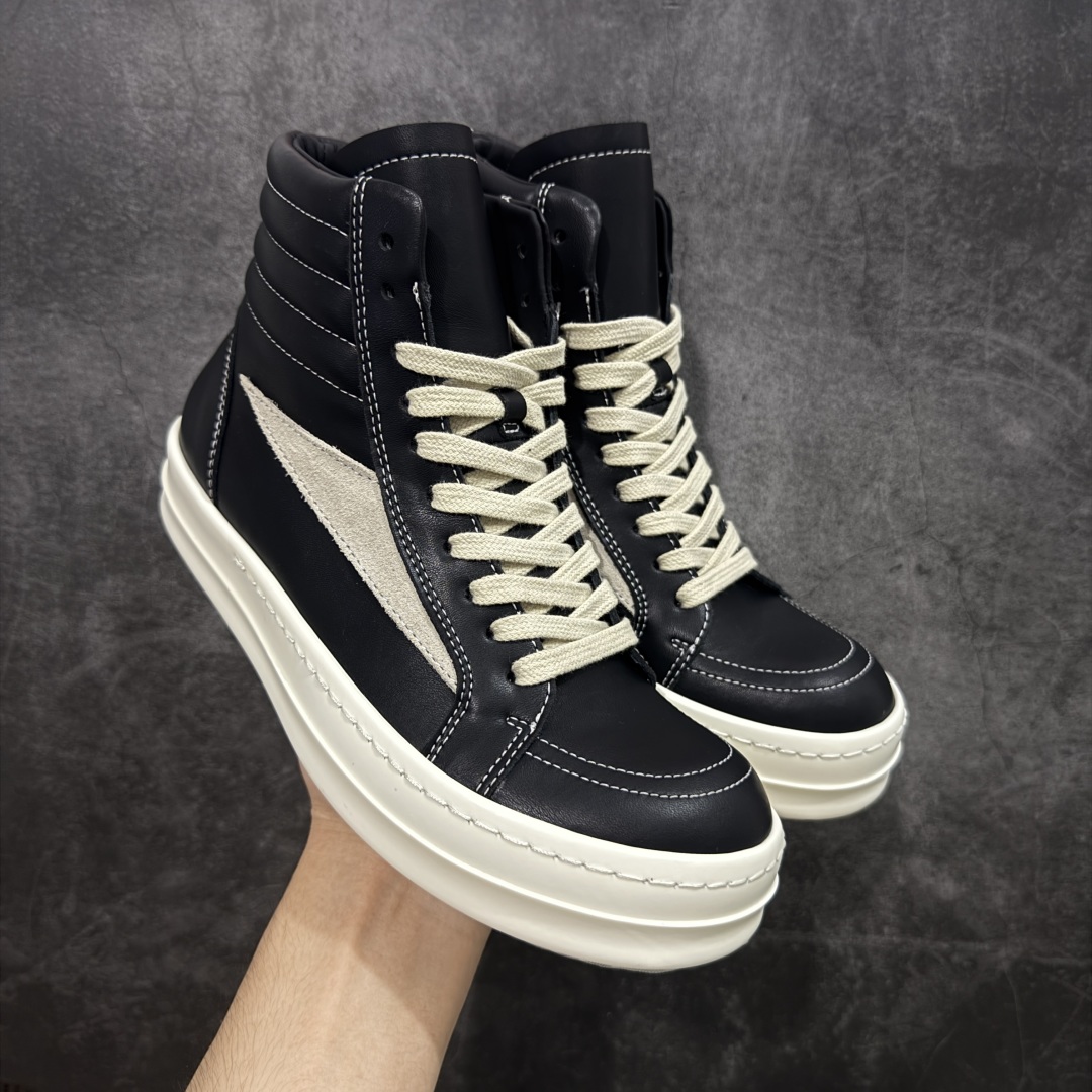 【莞产G版】RO / Rick Owens 瑞克·欧文斯【主线】 【名称】牛皮黑白高帮侵权万子 【款式】 侵权三角标/低帮/经典底/细鞋带款,摔纹粒面黑色牛皮! 【皮料】 东莞原厂进口全新定制摔纹粒面黑色牛皮,油光发亮质感! 【三角标】长绒灰白麂皮头层小牛皮,厚切1.2mm。 【鞋带】 鞋带采用水染定织法工艺,高密度之下,透出光泽感! 【鞋头】 原厂楦头定型,优雅大幅度上翘弧度! 【鞋舌】 内里和后跟包裹是全牛皮,一整张牛皮切割,无拼皮、无边角料皮! 【鞋底】TPU大底奶香味!硬度、肤感一比一!鞋底logo钢印清晰正确! 【鞋垫】整张牛皮鞋垫 + 3层夹心泡棉材质(白+粉色),独家私人开模冲孔! 【尺码】 :36 37 38 39 40 41 42 43 44 45 46!-选品中心
