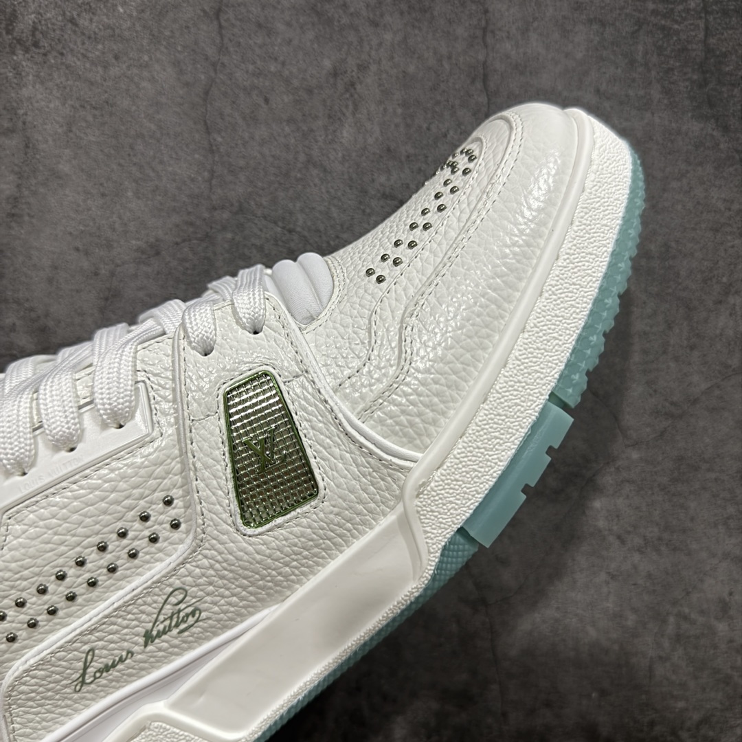 图片[6]-【HS纯原礼盒版】 LV Trainer系列高奢运动鞋 新款芯片顶级 潮人必备单品 同步ZP官网空胶工艺 鞋舌、挂饰均镶嵌NFC芯片感应装置 正确胶片断点式设计 中底正确还原原版油印字母比例 1：1原楦格板、楦头、刀磨全新升级！ 独家订制顶级压纹麂皮 原版开模TPU大底 质感原版一致 垫脚聚米微料加透气英伦网布 披靡市场任何版本！细节完美呈现！ 代购指定版本 全新升级最新双盒包装 扫码秒进官网！ 全套包装配件同比原版 尺码： 39-45-选品中心