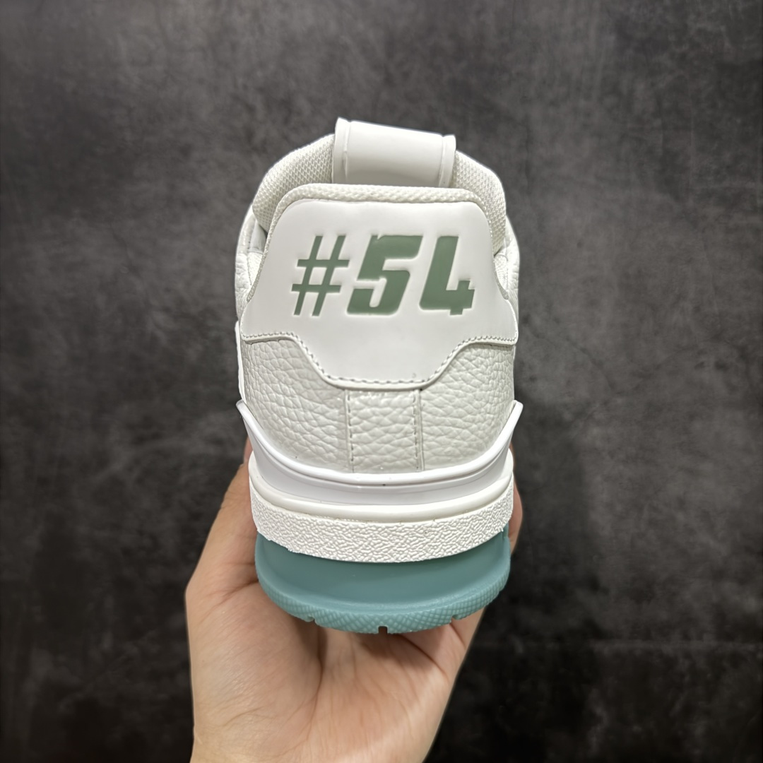 图片[4]-【HS纯原礼盒版】 LV Trainer系列高奢运动鞋 新款芯片顶级 潮人必备单品 同步ZP官网空胶工艺 鞋舌、挂饰均镶嵌NFC芯片感应装置 正确胶片断点式设计 中底正确还原原版油印字母比例 1：1原楦格板、楦头、刀磨全新升级！ 独家订制顶级压纹麂皮 原版开模TPU大底 质感原版一致 垫脚聚米微料加透气英伦网布 披靡市场任何版本！细节完美呈现！ 代购指定版本 全新升级最新双盒包装 扫码秒进官网！ 全套包装配件同比原版 尺码： 39-45-选品中心