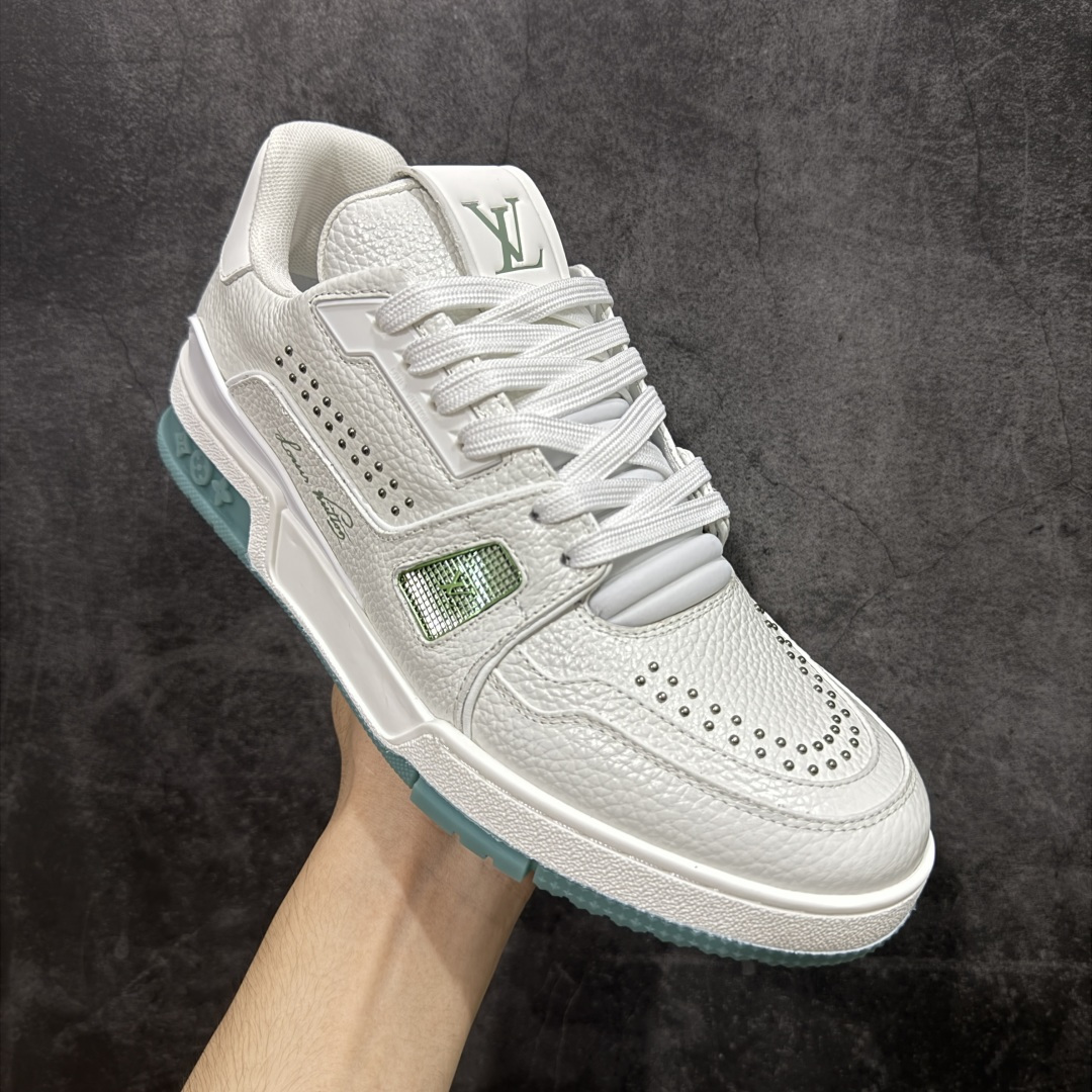 图片[3]-【HS纯原礼盒版】 LV Trainer系列高奢运动鞋 新款芯片顶级 潮人必备单品 同步ZP官网空胶工艺 鞋舌、挂饰均镶嵌NFC芯片感应装置 正确胶片断点式设计 中底正确还原原版油印字母比例 1：1原楦格板、楦头、刀磨全新升级！ 独家订制顶级压纹麂皮 原版开模TPU大底 质感原版一致 垫脚聚米微料加透气英伦网布 披靡市场任何版本！细节完美呈现！ 代购指定版本 全新升级最新双盒包装 扫码秒进官网！ 全套包装配件同比原版 尺码： 39-45-选品中心