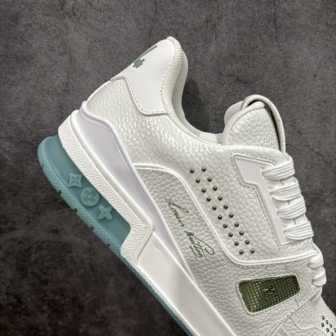 图片[7]-【HS纯原礼盒版】 LV Trainer系列高奢运动鞋 新款芯片顶级 潮人必备单品 同步ZP官网空胶工艺 鞋舌、挂饰均镶嵌NFC芯片感应装置 正确胶片断点式设计 中底正确还原原版油印字母比例 1：1原楦格板、楦头、刀磨全新升级！ 独家订制顶级压纹麂皮 原版开模TPU大底 质感原版一致 垫脚聚米微料加透气英伦网布 披靡市场任何版本！细节完美呈现！ 代购指定版本 全新升级最新双盒包装 扫码秒进官网！ 全套包装配件同比原版 尺码： 39-45-选品中心