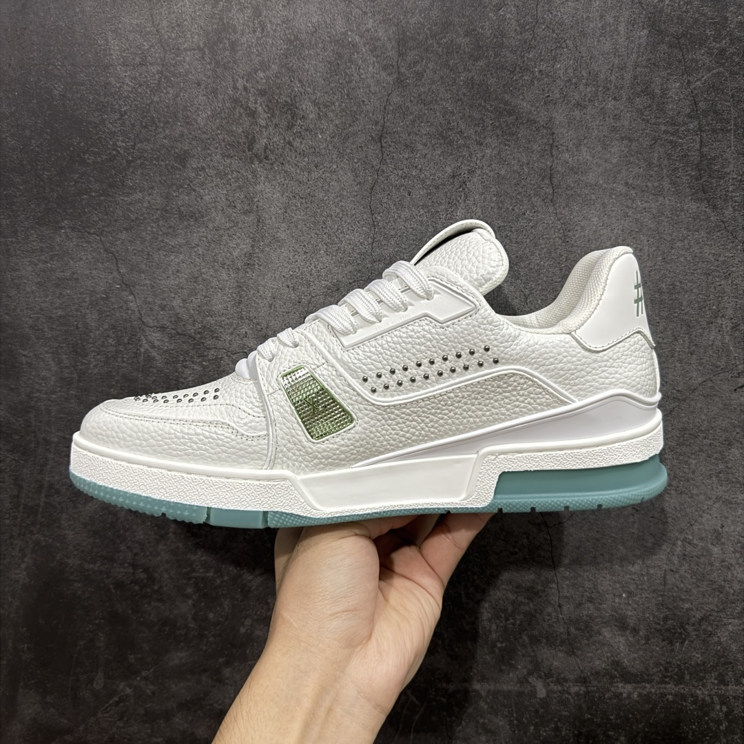 图片[2]-【HS纯原礼盒版】 LV Trainer系列高奢运动鞋 新款芯片顶级 潮人必备单品 同步ZP官网空胶工艺 鞋舌、挂饰均镶嵌NFC芯片感应装置 正确胶片断点式设计 中底正确还原原版油印字母比例 1：1原楦格板、楦头、刀磨全新升级！ 独家订制顶级压纹麂皮 原版开模TPU大底 质感原版一致 垫脚聚米微料加透气英伦网布 披靡市场任何版本！细节完美呈现！ 代购指定版本 全新升级最新双盒包装 扫码秒进官网！ 全套包装配件同比原版 尺码： 39-45-选品中心