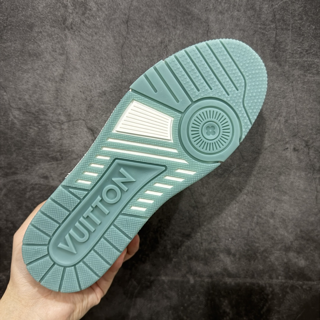 图片[9]-【HS纯原礼盒版】 LV Trainer系列高奢运动鞋 新款芯片顶级 潮人必备单品 同步ZP官网空胶工艺 鞋舌、挂饰均镶嵌NFC芯片感应装置 正确胶片断点式设计 中底正确还原原版油印字母比例 1：1原楦格板、楦头、刀磨全新升级！ 独家订制顶级压纹麂皮 原版开模TPU大底 质感原版一致 垫脚聚米微料加透气英伦网布 披靡市场任何版本！细节完美呈现！ 代购指定版本 全新升级最新双盒包装 扫码秒进官网！ 全套包装配件同比原版 尺码： 39-45-选品中心