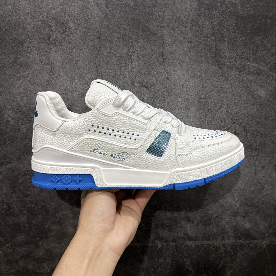 【HS纯原礼盒版】 LV Trainer系列高奢运动鞋 新款芯片顶级 潮人必备单品 同步ZP官网空胶工艺 鞋舌、挂饰均镶嵌NFC芯片感应装置 正确胶片断点式设计 中底正确还原原版油印字母比例 1:1原楦格板、楦头、刀磨全新升级! 独家订制顶级压纹麂皮 原版开模TPU大底 质感原版一致 垫脚聚米微料加透气英伦网布 披靡市场任何版本!细节完美呈现! 代购指定版本 全新升级最新双盒包装 扫码秒进官网! 全套包装配件同比原版 尺码: 39-45-选品中心
