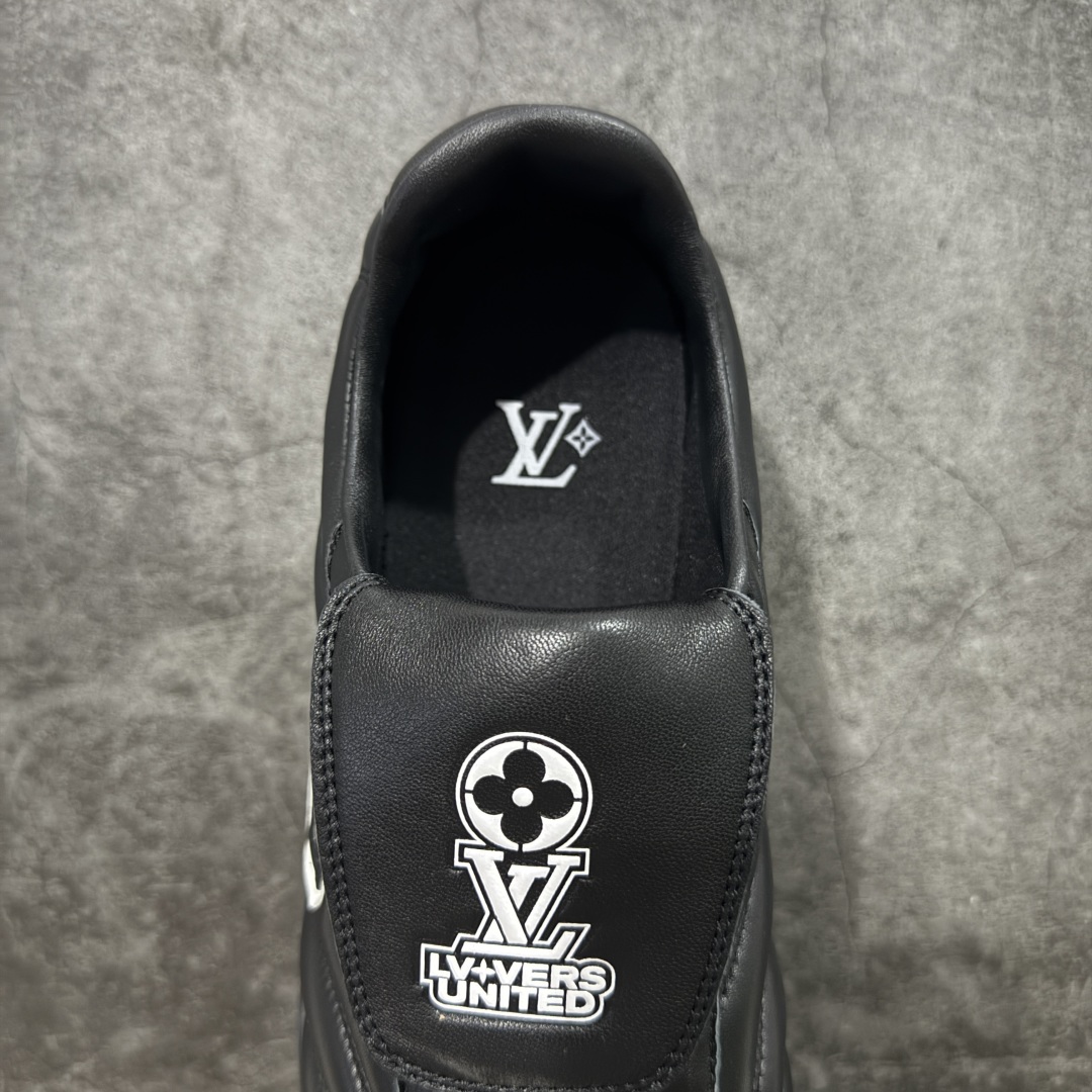 图片[8]-【莞产渠道礼盒版】Louis Vuitton LV Footprint 25ss 新款 情侣同款足球鞋休闲运动鞋 莞顶品质 市面最高版 正确细节 原版1：1对版开发 细节 卡色 材料均与原版一致 高清洁度裁边 头层小牛皮 翻毛系列走线处正确雾面效果 正确字体颜色 正确大底卡色 内里柔软小牛皮 质感满分💯 注意区分市场通货版本💪🏻 这款 Footprint Soccer 运动鞋于2025春夏系列时装展中亮相，是Pharrell Williams 首次以足球鞋为灵感设计的运动鞋。 鞋款的灵感来自跨越世代和文化的足球运动，呼应2025春夏系列 时装展团结一致、全民参与的主题。鞋款以流丽的设计著称，侧面以富动感的IV Initials标志点缀 鞋舌缀有灵感来自足球队伍的Lvers United徽章，而脚掌纹橡胶鞋底饰有多款路易威登标志 时髦休闲穿搭 时尚界的弄潮儿 面料：进口麂皮 内里：羊皮内里 大底：原版开模大底 尺码：35-46(46定做）-选品中心