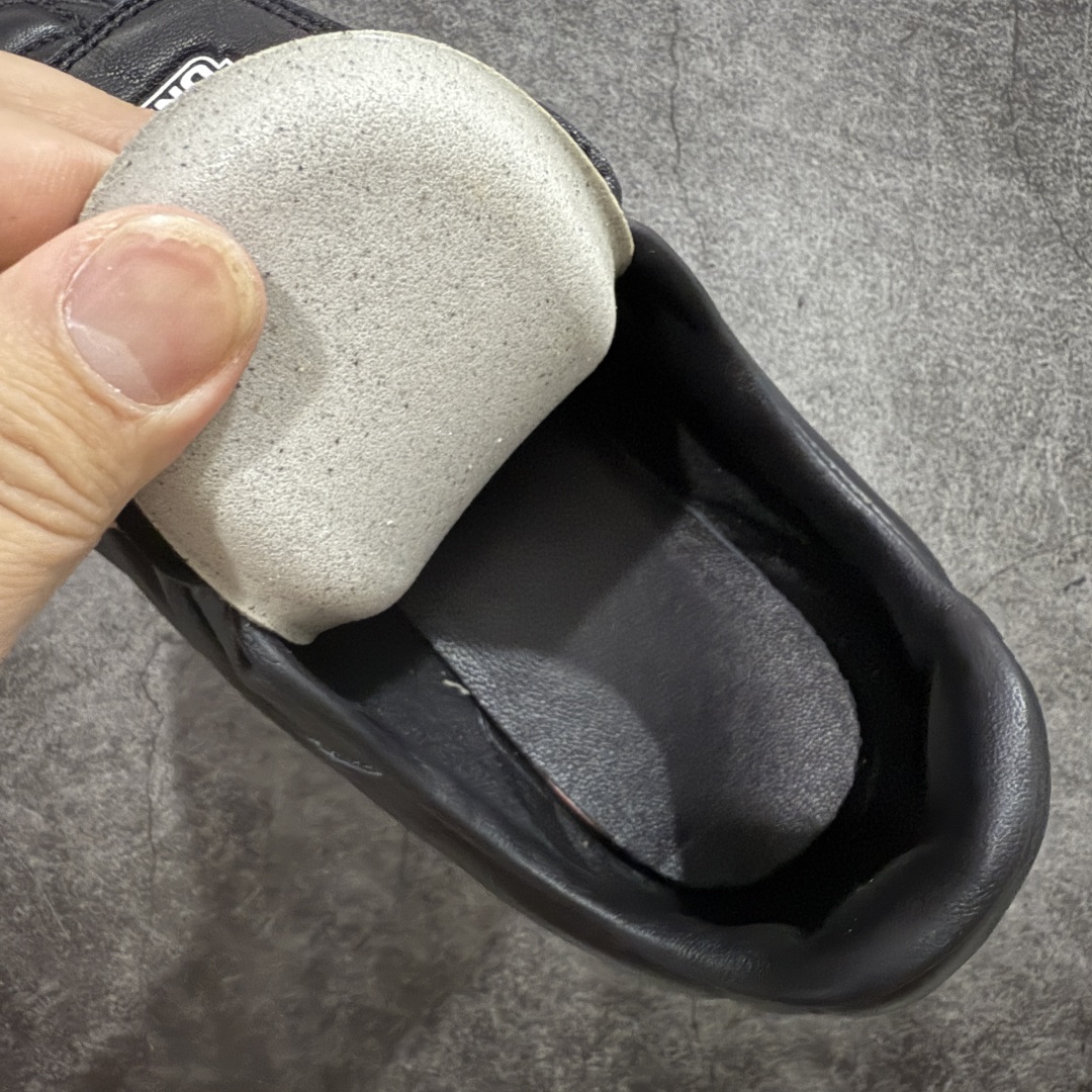 图片[10]-【莞产渠道礼盒版】Louis Vuitton LV Footprint 25ss 新款 情侣同款足球鞋休闲运动鞋 莞顶品质 市面最高版 正确细节 原版1：1对版开发 细节 卡色 材料均与原版一致 高清洁度裁边 头层小牛皮 翻毛系列走线处正确雾面效果 正确字体颜色 正确大底卡色 内里柔软小牛皮 质感满分💯 注意区分市场通货版本💪🏻 这款 Footprint Soccer 运动鞋于2025春夏系列时装展中亮相，是Pharrell Williams 首次以足球鞋为灵感设计的运动鞋。 鞋款的灵感来自跨越世代和文化的足球运动，呼应2025春夏系列 时装展团结一致、全民参与的主题。鞋款以流丽的设计著称，侧面以富动感的IV Initials标志点缀 鞋舌缀有灵感来自足球队伍的Lvers United徽章，而脚掌纹橡胶鞋底饰有多款路易威登标志 时髦休闲穿搭 时尚界的弄潮儿 面料：进口麂皮 内里：羊皮内里 大底：原版开模大底 尺码：35-46(46定做）-选品中心