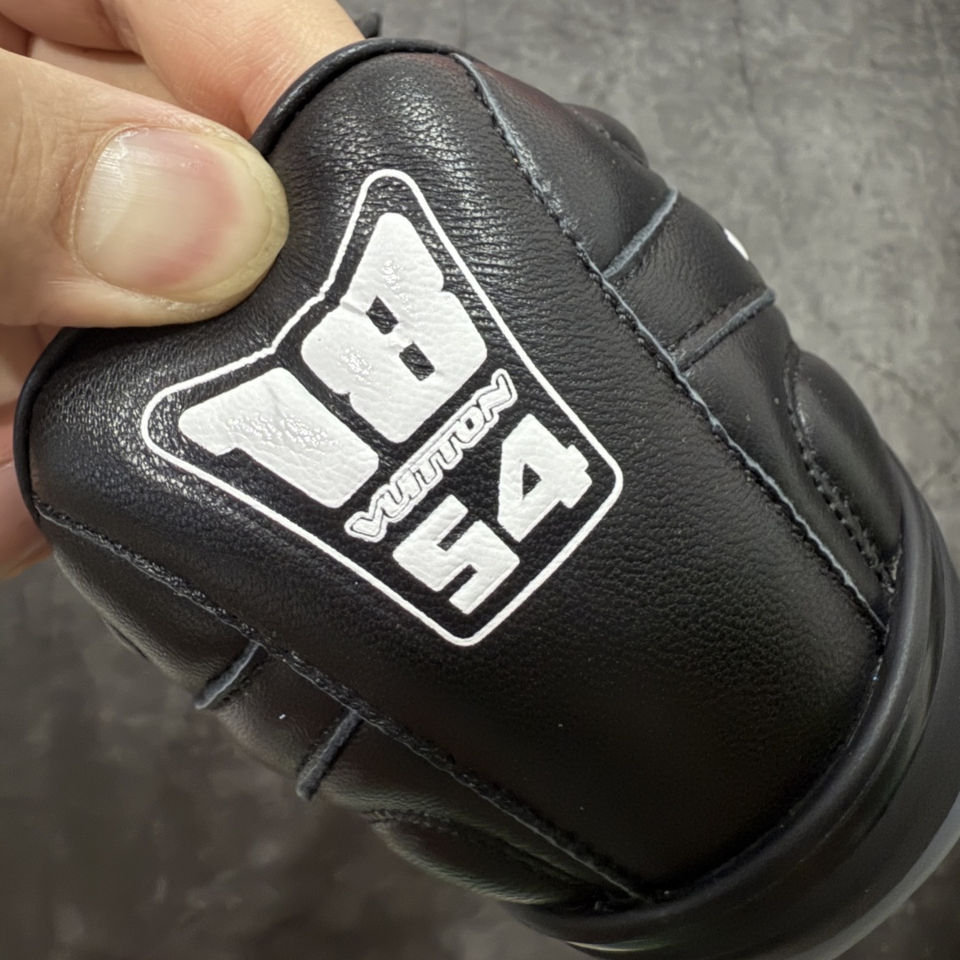 图片[2]-【莞产渠道礼盒版】Louis Vuitton LV Footprint 25ss 新款 情侣同款足球鞋休闲运动鞋 莞顶品质 市面最高版 正确细节 原版1：1对版开发 细节 卡色 材料均与原版一致 高清洁度裁边 头层小牛皮 翻毛系列走线处正确雾面效果 正确字体颜色 正确大底卡色 内里柔软小牛皮 质感满分💯 注意区分市场通货版本💪🏻 这款 Footprint Soccer 运动鞋于2025春夏系列时装展中亮相，是Pharrell Williams 首次以足球鞋为灵感设计的运动鞋。 鞋款的灵感来自跨越世代和文化的足球运动，呼应2025春夏系列 时装展团结一致、全民参与的主题。鞋款以流丽的设计著称，侧面以富动感的IV Initials标志点缀 鞋舌缀有灵感来自足球队伍的Lvers United徽章，而脚掌纹橡胶鞋底饰有多款路易威登标志 时髦休闲穿搭 时尚界的弄潮儿 面料：进口麂皮 内里：羊皮内里 大底：原版开模大底 尺码：35-46(46定做）-选品中心