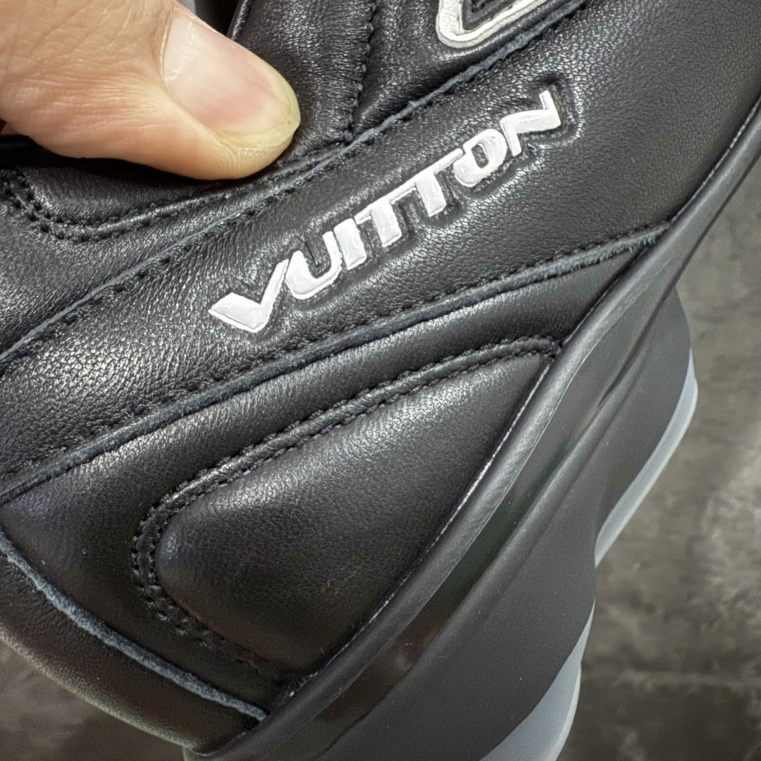 图片[3]-【莞产渠道礼盒版】Louis Vuitton LV Footprint 25ss 新款 情侣同款足球鞋休闲运动鞋 莞顶品质 市面最高版 正确细节 原版1：1对版开发 细节 卡色 材料均与原版一致 高清洁度裁边 头层小牛皮 翻毛系列走线处正确雾面效果 正确字体颜色 正确大底卡色 内里柔软小牛皮 质感满分💯 注意区分市场通货版本💪🏻 这款 Footprint Soccer 运动鞋于2025春夏系列时装展中亮相，是Pharrell Williams 首次以足球鞋为灵感设计的运动鞋。 鞋款的灵感来自跨越世代和文化的足球运动，呼应2025春夏系列 时装展团结一致、全民参与的主题。鞋款以流丽的设计著称，侧面以富动感的IV Initials标志点缀 鞋舌缀有灵感来自足球队伍的Lvers United徽章，而脚掌纹橡胶鞋底饰有多款路易威登标志 时髦休闲穿搭 时尚界的弄潮儿 面料：进口麂皮 内里：羊皮内里 大底：原版开模大底 尺码：35-46(46定做）-选品中心