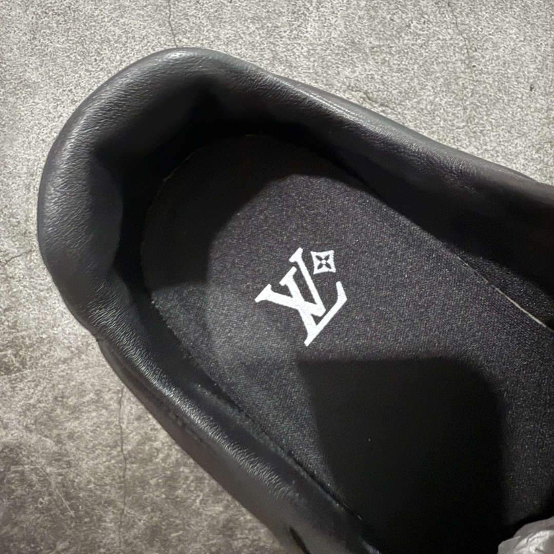 图片[9]-【莞产渠道礼盒版】Louis Vuitton LV Footprint 25ss 新款 情侣同款足球鞋休闲运动鞋 莞顶品质 市面最高版 正确细节 原版1：1对版开发 细节 卡色 材料均与原版一致 高清洁度裁边 头层小牛皮 翻毛系列走线处正确雾面效果 正确字体颜色 正确大底卡色 内里柔软小牛皮 质感满分💯 注意区分市场通货版本💪🏻 这款 Footprint Soccer 运动鞋于2025春夏系列时装展中亮相，是Pharrell Williams 首次以足球鞋为灵感设计的运动鞋。 鞋款的灵感来自跨越世代和文化的足球运动，呼应2025春夏系列 时装展团结一致、全民参与的主题。鞋款以流丽的设计著称，侧面以富动感的IV Initials标志点缀 鞋舌缀有灵感来自足球队伍的Lvers United徽章，而脚掌纹橡胶鞋底饰有多款路易威登标志 时髦休闲穿搭 时尚界的弄潮儿 面料：进口麂皮 内里：羊皮内里 大底：原版开模大底 尺码：35-46(46定做）-选品中心