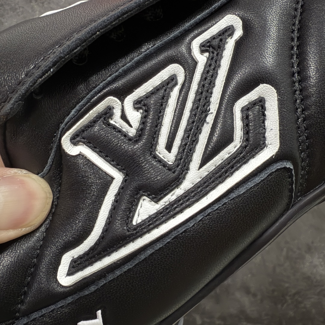 图片[4]-【莞产渠道礼盒版】Louis Vuitton LV Footprint 25ss 新款 情侣同款足球鞋休闲运动鞋 莞顶品质 市面最高版 正确细节 原版1：1对版开发 细节 卡色 材料均与原版一致 高清洁度裁边 头层小牛皮 翻毛系列走线处正确雾面效果 正确字体颜色 正确大底卡色 内里柔软小牛皮 质感满分💯 注意区分市场通货版本💪🏻 这款 Footprint Soccer 运动鞋于2025春夏系列时装展中亮相，是Pharrell Williams 首次以足球鞋为灵感设计的运动鞋。 鞋款的灵感来自跨越世代和文化的足球运动，呼应2025春夏系列 时装展团结一致、全民参与的主题。鞋款以流丽的设计著称，侧面以富动感的IV Initials标志点缀 鞋舌缀有灵感来自足球队伍的Lvers United徽章，而脚掌纹橡胶鞋底饰有多款路易威登标志 时髦休闲穿搭 时尚界的弄潮儿 面料：进口麂皮 内里：羊皮内里 大底：原版开模大底 尺码：35-46(46定做）-选品中心