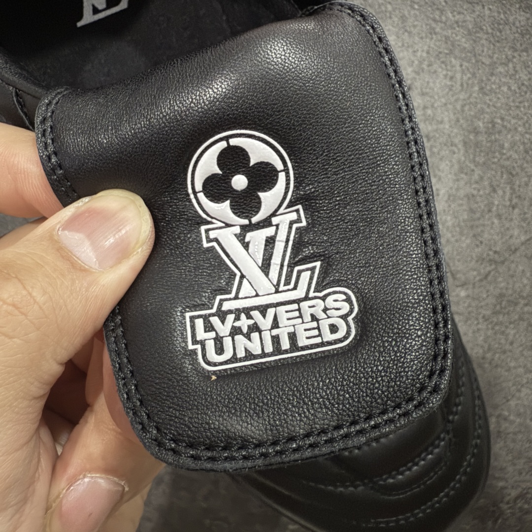 图片[7]-【莞产渠道礼盒版】Louis Vuitton LV Footprint 25ss 新款 情侣同款足球鞋休闲运动鞋 莞顶品质 市面最高版 正确细节 原版1：1对版开发 细节 卡色 材料均与原版一致 高清洁度裁边 头层小牛皮 翻毛系列走线处正确雾面效果 正确字体颜色 正确大底卡色 内里柔软小牛皮 质感满分💯 注意区分市场通货版本💪🏻 这款 Footprint Soccer 运动鞋于2025春夏系列时装展中亮相，是Pharrell Williams 首次以足球鞋为灵感设计的运动鞋。 鞋款的灵感来自跨越世代和文化的足球运动，呼应2025春夏系列 时装展团结一致、全民参与的主题。鞋款以流丽的设计著称，侧面以富动感的IV Initials标志点缀 鞋舌缀有灵感来自足球队伍的Lvers United徽章，而脚掌纹橡胶鞋底饰有多款路易威登标志 时髦休闲穿搭 时尚界的弄潮儿 面料：进口麂皮 内里：羊皮内里 大底：原版开模大底 尺码：35-46(46定做）-选品中心