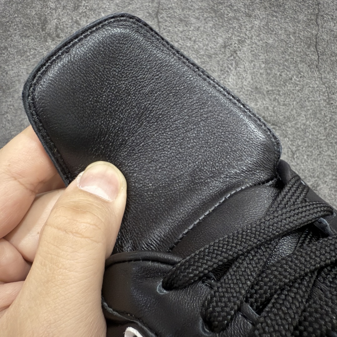 图片[6]-【莞产渠道礼盒版】Louis Vuitton LV Footprint 25ss 新款 情侣同款足球鞋休闲运动鞋 莞顶品质 市面最高版 正确细节 原版1：1对版开发 细节 卡色 材料均与原版一致 高清洁度裁边 头层小牛皮 翻毛系列走线处正确雾面效果 正确字体颜色 正确大底卡色 内里柔软小牛皮 质感满分💯 注意区分市场通货版本💪🏻 这款 Footprint Soccer 运动鞋于2025春夏系列时装展中亮相，是Pharrell Williams 首次以足球鞋为灵感设计的运动鞋。 鞋款的灵感来自跨越世代和文化的足球运动，呼应2025春夏系列 时装展团结一致、全民参与的主题。鞋款以流丽的设计著称，侧面以富动感的IV Initials标志点缀 鞋舌缀有灵感来自足球队伍的Lvers United徽章，而脚掌纹橡胶鞋底饰有多款路易威登标志 时髦休闲穿搭 时尚界的弄潮儿 面料：进口麂皮 内里：羊皮内里 大底：原版开模大底 尺码：35-46(46定做）-选品中心