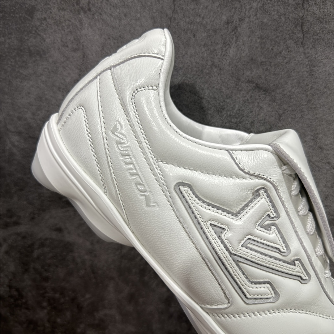 图片[7]-【莞产渠道礼盒版】Louis Vuitton LV Footprint 25ss 新款 情侣同款足球鞋休闲运动鞋 莞顶品质 市面最高版 正确细节 原版1：1对版开发 细节 卡色 材料均与原版一致 高清洁度裁边 头层小牛皮 翻毛系列走线处正确雾面效果 正确字体颜色 正确大底卡色 内里柔软小牛皮 质感满分💯 注意区分市场通货版本💪🏻 这款 Footprint Soccer 运动鞋于2025春夏系列时装展中亮相，是Pharrell Williams 首次以足球鞋为灵感设计的运动鞋。 鞋款的灵感来自跨越世代和文化的足球运动，呼应2025春夏系列 时装展团结一致、全民参与的主题。鞋款以流丽的设计著称，侧面以富动感的IV Initials标志点缀 鞋舌缀有灵感来自足球队伍的Lvers United徽章，而脚掌纹橡胶鞋底饰有多款路易威登标志 时髦休闲穿搭 时尚界的弄潮儿 面料：进口麂皮 内里：羊皮内里 大底：原版开模大底 尺码：35-46(46定做）-选品中心