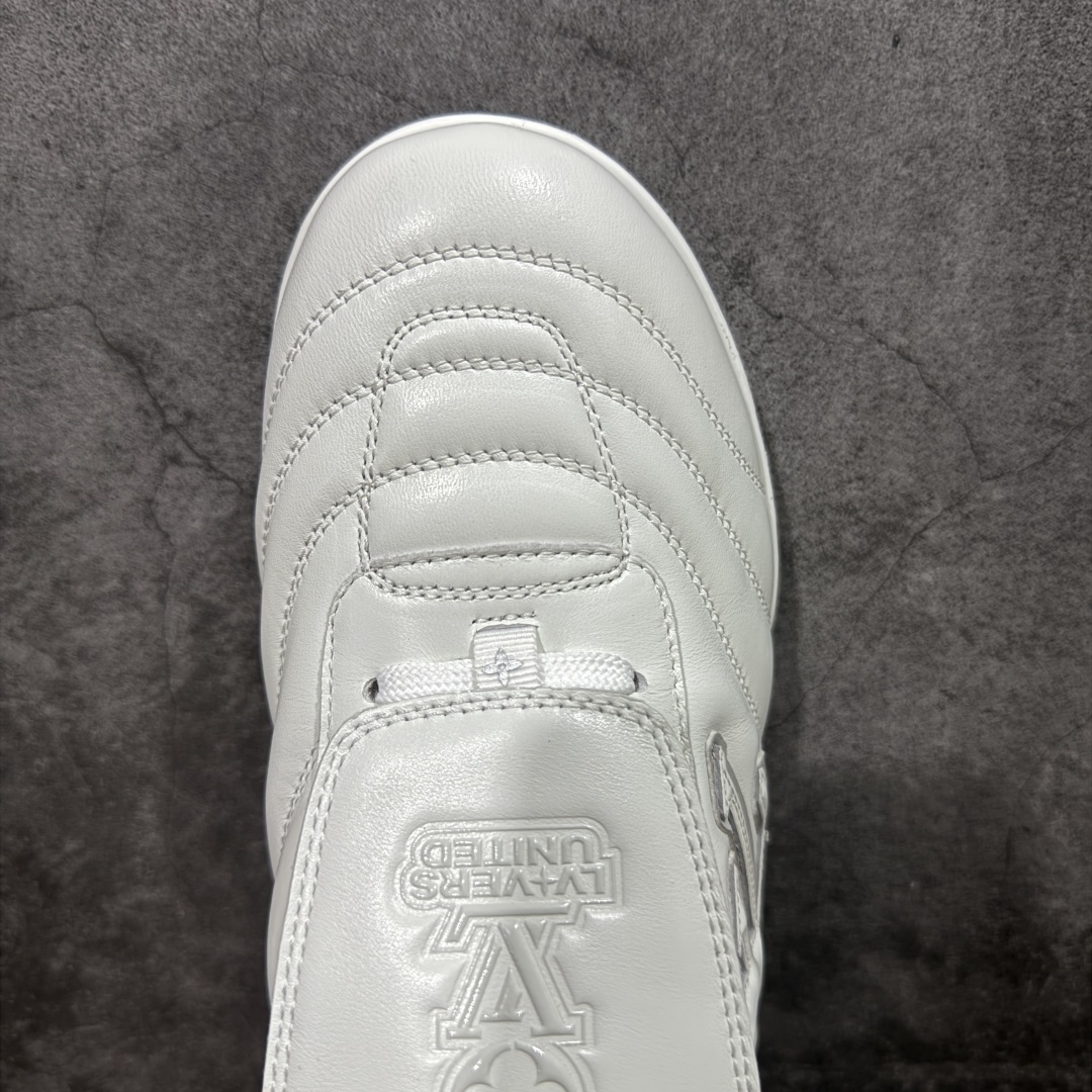 图片[5]-【莞产渠道礼盒版】Louis Vuitton LV Footprint 25ss 新款 情侣同款足球鞋休闲运动鞋 莞顶品质 市面最高版 正确细节 原版1：1对版开发 细节 卡色 材料均与原版一致 高清洁度裁边 头层小牛皮 翻毛系列走线处正确雾面效果 正确字体颜色 正确大底卡色 内里柔软小牛皮 质感满分💯 注意区分市场通货版本💪🏻 这款 Footprint Soccer 运动鞋于2025春夏系列时装展中亮相，是Pharrell Williams 首次以足球鞋为灵感设计的运动鞋。 鞋款的灵感来自跨越世代和文化的足球运动，呼应2025春夏系列 时装展团结一致、全民参与的主题。鞋款以流丽的设计著称，侧面以富动感的IV Initials标志点缀 鞋舌缀有灵感来自足球队伍的Lvers United徽章，而脚掌纹橡胶鞋底饰有多款路易威登标志 时髦休闲穿搭 时尚界的弄潮儿 面料：进口麂皮 内里：羊皮内里 大底：原版开模大底 尺码：35-46(46定做）-选品中心