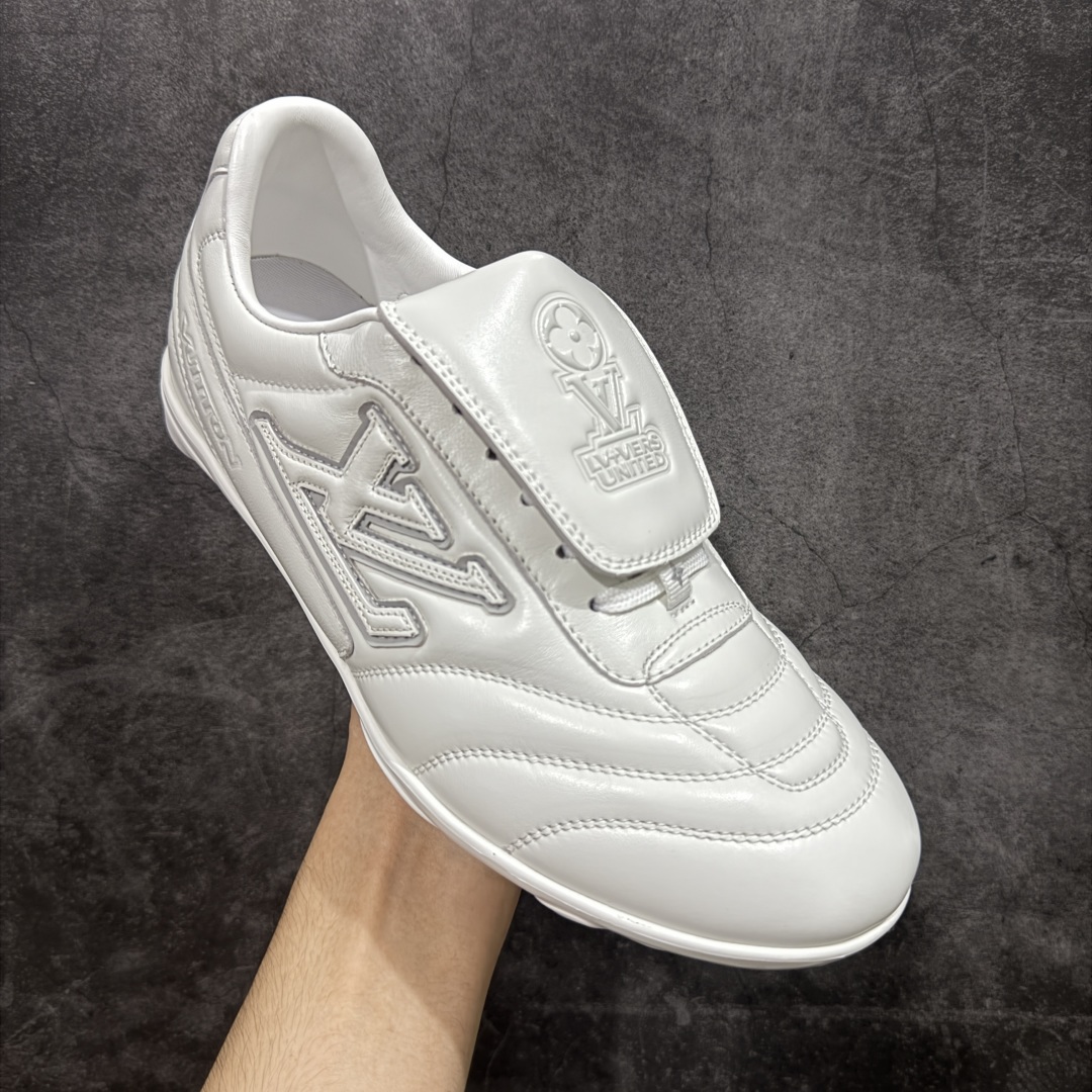图片[3]-【莞产渠道礼盒版】Louis Vuitton LV Footprint 25ss 新款 情侣同款足球鞋休闲运动鞋 莞顶品质 市面最高版 正确细节 原版1：1对版开发 细节 卡色 材料均与原版一致 高清洁度裁边 头层小牛皮 翻毛系列走线处正确雾面效果 正确字体颜色 正确大底卡色 内里柔软小牛皮 质感满分💯 注意区分市场通货版本💪🏻 这款 Footprint Soccer 运动鞋于2025春夏系列时装展中亮相，是Pharrell Williams 首次以足球鞋为灵感设计的运动鞋。 鞋款的灵感来自跨越世代和文化的足球运动，呼应2025春夏系列 时装展团结一致、全民参与的主题。鞋款以流丽的设计著称，侧面以富动感的IV Initials标志点缀 鞋舌缀有灵感来自足球队伍的Lvers United徽章，而脚掌纹橡胶鞋底饰有多款路易威登标志 时髦休闲穿搭 时尚界的弄潮儿 面料：进口麂皮 内里：羊皮内里 大底：原版开模大底 尺码：35-46(46定做）-选品中心