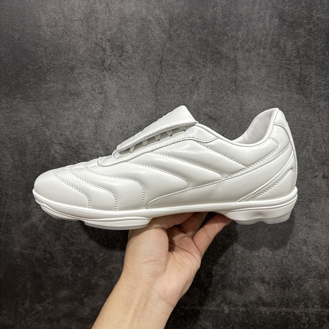 图片[2]-【莞产渠道礼盒版】Louis Vuitton LV Footprint 25ss 新款 情侣同款足球鞋休闲运动鞋 莞顶品质 市面最高版 正确细节 原版1：1对版开发 细节 卡色 材料均与原版一致 高清洁度裁边 头层小牛皮 翻毛系列走线处正确雾面效果 正确字体颜色 正确大底卡色 内里柔软小牛皮 质感满分💯 注意区分市场通货版本💪🏻 这款 Footprint Soccer 运动鞋于2025春夏系列时装展中亮相，是Pharrell Williams 首次以足球鞋为灵感设计的运动鞋。 鞋款的灵感来自跨越世代和文化的足球运动，呼应2025春夏系列 时装展团结一致、全民参与的主题。鞋款以流丽的设计著称，侧面以富动感的IV Initials标志点缀 鞋舌缀有灵感来自足球队伍的Lvers United徽章，而脚掌纹橡胶鞋底饰有多款路易威登标志 时髦休闲穿搭 时尚界的弄潮儿 面料：进口麂皮 内里：羊皮内里 大底：原版开模大底 尺码：35-46(46定做）-选品中心