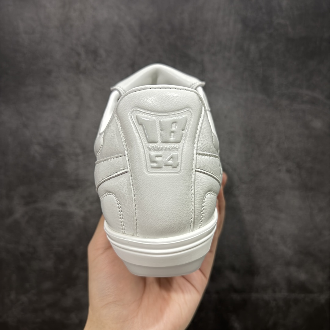 图片[4]-【莞产渠道礼盒版】Louis Vuitton LV Footprint 25ss 新款 情侣同款足球鞋休闲运动鞋 莞顶品质 市面最高版 正确细节 原版1：1对版开发 细节 卡色 材料均与原版一致 高清洁度裁边 头层小牛皮 翻毛系列走线处正确雾面效果 正确字体颜色 正确大底卡色 内里柔软小牛皮 质感满分💯 注意区分市场通货版本💪🏻 这款 Footprint Soccer 运动鞋于2025春夏系列时装展中亮相，是Pharrell Williams 首次以足球鞋为灵感设计的运动鞋。 鞋款的灵感来自跨越世代和文化的足球运动，呼应2025春夏系列 时装展团结一致、全民参与的主题。鞋款以流丽的设计著称，侧面以富动感的IV Initials标志点缀 鞋舌缀有灵感来自足球队伍的Lvers United徽章，而脚掌纹橡胶鞋底饰有多款路易威登标志 时髦休闲穿搭 时尚界的弄潮儿 面料：进口麂皮 内里：羊皮内里 大底：原版开模大底 尺码：35-46(46定做）-选品中心