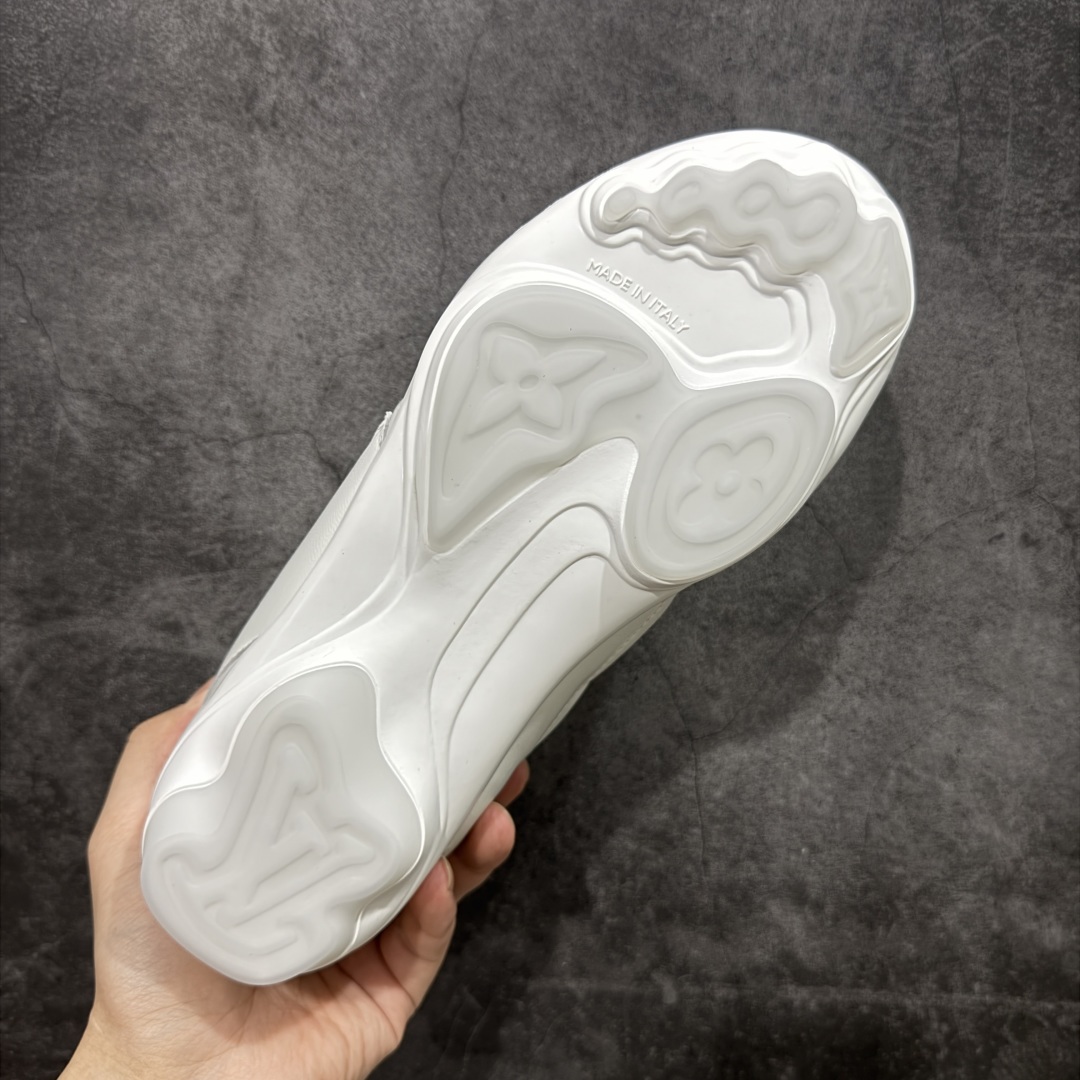 图片[9]-【莞产渠道礼盒版】Louis Vuitton LV Footprint 25ss 新款 情侣同款足球鞋休闲运动鞋 莞顶品质 市面最高版 正确细节 原版1：1对版开发 细节 卡色 材料均与原版一致 高清洁度裁边 头层小牛皮 翻毛系列走线处正确雾面效果 正确字体颜色 正确大底卡色 内里柔软小牛皮 质感满分💯 注意区分市场通货版本💪🏻 这款 Footprint Soccer 运动鞋于2025春夏系列时装展中亮相，是Pharrell Williams 首次以足球鞋为灵感设计的运动鞋。 鞋款的灵感来自跨越世代和文化的足球运动，呼应2025春夏系列 时装展团结一致、全民参与的主题。鞋款以流丽的设计著称，侧面以富动感的IV Initials标志点缀 鞋舌缀有灵感来自足球队伍的Lvers United徽章，而脚掌纹橡胶鞋底饰有多款路易威登标志 时髦休闲穿搭 时尚界的弄潮儿 面料：进口麂皮 内里：羊皮内里 大底：原版开模大底 尺码：35-46(46定做）-选品中心