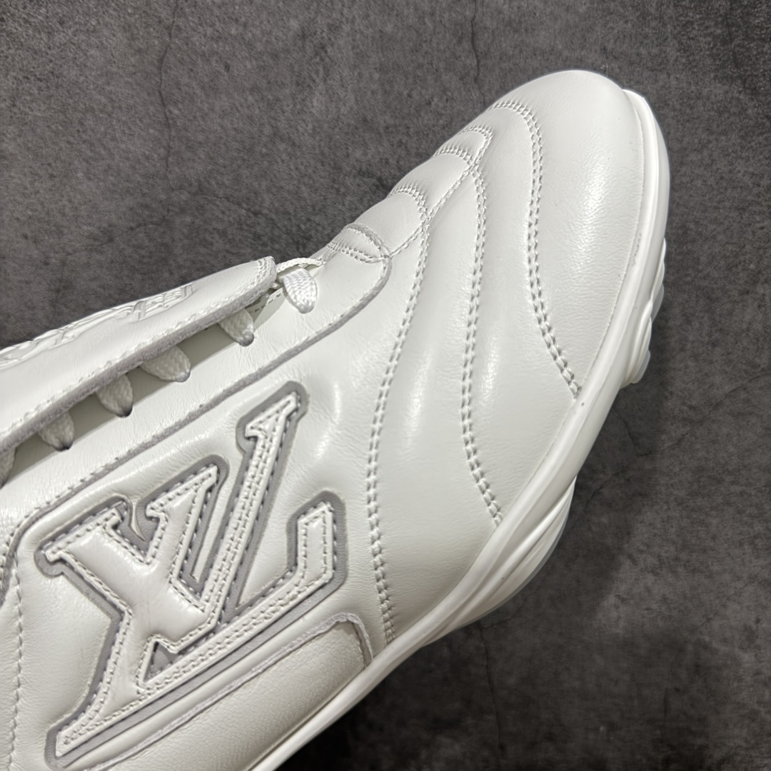 图片[6]-【莞产渠道礼盒版】Louis Vuitton LV Footprint 25ss 新款 情侣同款足球鞋休闲运动鞋 莞顶品质 市面最高版 正确细节 原版1：1对版开发 细节 卡色 材料均与原版一致 高清洁度裁边 头层小牛皮 翻毛系列走线处正确雾面效果 正确字体颜色 正确大底卡色 内里柔软小牛皮 质感满分💯 注意区分市场通货版本💪🏻 这款 Footprint Soccer 运动鞋于2025春夏系列时装展中亮相，是Pharrell Williams 首次以足球鞋为灵感设计的运动鞋。 鞋款的灵感来自跨越世代和文化的足球运动，呼应2025春夏系列 时装展团结一致、全民参与的主题。鞋款以流丽的设计著称，侧面以富动感的IV Initials标志点缀 鞋舌缀有灵感来自足球队伍的Lvers United徽章，而脚掌纹橡胶鞋底饰有多款路易威登标志 时髦休闲穿搭 时尚界的弄潮儿 面料：进口麂皮 内里：羊皮内里 大底：原版开模大底 尺码：35-46(46定做）-选品中心