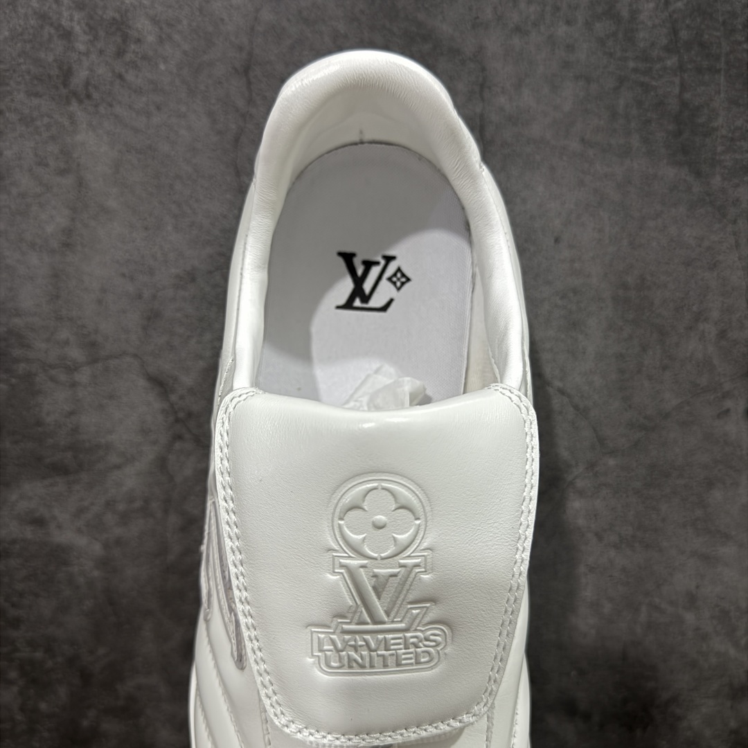图片[8]-【莞产渠道礼盒版】Louis Vuitton LV Footprint 25ss 新款 情侣同款足球鞋休闲运动鞋 莞顶品质 市面最高版 正确细节 原版1：1对版开发 细节 卡色 材料均与原版一致 高清洁度裁边 头层小牛皮 翻毛系列走线处正确雾面效果 正确字体颜色 正确大底卡色 内里柔软小牛皮 质感满分💯 注意区分市场通货版本💪🏻 这款 Footprint Soccer 运动鞋于2025春夏系列时装展中亮相，是Pharrell Williams 首次以足球鞋为灵感设计的运动鞋。 鞋款的灵感来自跨越世代和文化的足球运动，呼应2025春夏系列 时装展团结一致、全民参与的主题。鞋款以流丽的设计著称，侧面以富动感的IV Initials标志点缀 鞋舌缀有灵感来自足球队伍的Lvers United徽章，而脚掌纹橡胶鞋底饰有多款路易威登标志 时髦休闲穿搭 时尚界的弄潮儿 面料：进口麂皮 内里：羊皮内里 大底：原版开模大底 尺码：35-46(46定做）-选品中心
