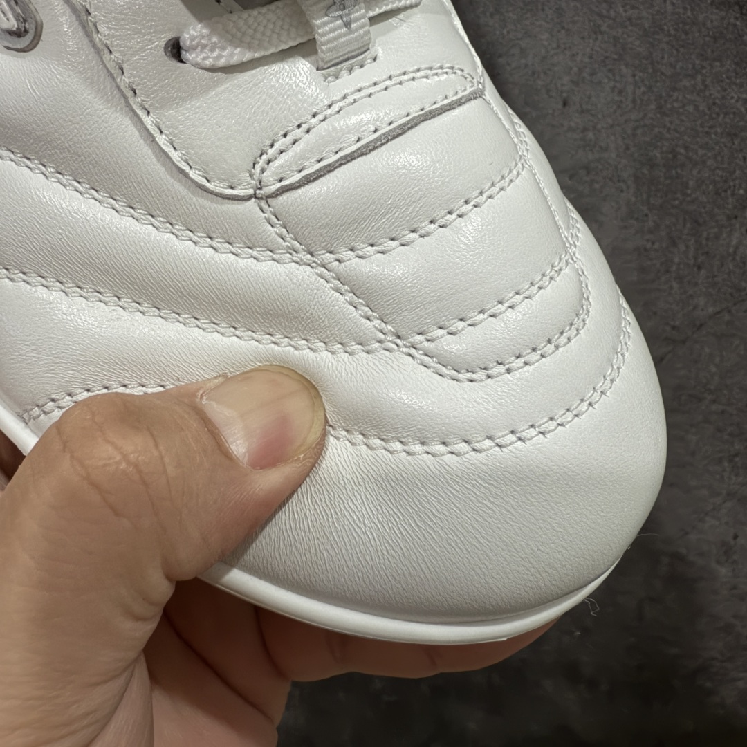 图片[5]-【莞产渠道礼盒版】Louis Vuitton LV Footprint 25ss 新款 情侣同款足球鞋休闲运动鞋 莞顶品质 市面最高版 正确细节 原版1：1对版开发 细节 卡色 材料均与原版一致 高清洁度裁边 头层小牛皮 翻毛系列走线处正确雾面效果 正确字体颜色 正确大底卡色 内里柔软小牛皮 质感满分💯 注意区分市场通货版本💪🏻 这款 Footprint Soccer 运动鞋于2025春夏系列时装展中亮相，是Pharrell Williams 首次以足球鞋为灵感设计的运动鞋。 鞋款的灵感来自跨越世代和文化的足球运动，呼应2025春夏系列 时装展团结一致、全民参与的主题。鞋款以流丽的设计著称，侧面以富动感的IV Initials标志点缀 鞋舌缀有灵感来自足球队伍的Lvers United徽章，而脚掌纹橡胶鞋底饰有多款路易威登标志 时髦休闲穿搭 时尚界的弄潮儿 面料：进口麂皮 内里：羊皮内里 大底：原版开模大底 尺码：35-46(46定做）-选品中心