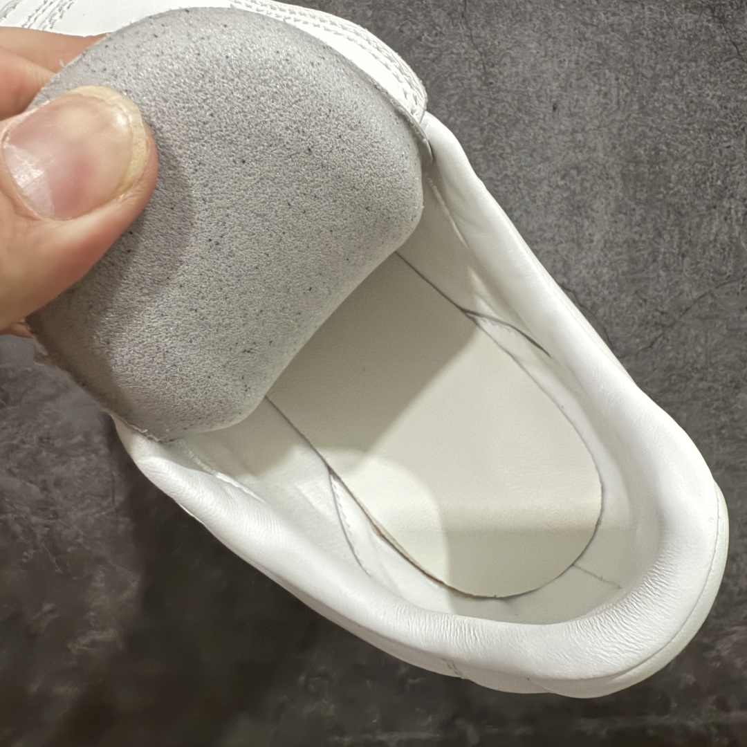 图片[10]-【莞产渠道礼盒版】Louis Vuitton LV Footprint 25ss 新款 情侣同款足球鞋休闲运动鞋 莞顶品质 市面最高版 正确细节 原版1：1对版开发 细节 卡色 材料均与原版一致 高清洁度裁边 头层小牛皮 翻毛系列走线处正确雾面效果 正确字体颜色 正确大底卡色 内里柔软小牛皮 质感满分💯 注意区分市场通货版本💪🏻 这款 Footprint Soccer 运动鞋于2025春夏系列时装展中亮相，是Pharrell Williams 首次以足球鞋为灵感设计的运动鞋。 鞋款的灵感来自跨越世代和文化的足球运动，呼应2025春夏系列 时装展团结一致、全民参与的主题。鞋款以流丽的设计著称，侧面以富动感的IV Initials标志点缀 鞋舌缀有灵感来自足球队伍的Lvers United徽章，而脚掌纹橡胶鞋底饰有多款路易威登标志 时髦休闲穿搭 时尚界的弄潮儿 面料：进口麂皮 内里：羊皮内里 大底：原版开模大底 尺码：35-46(46定做）-选品中心