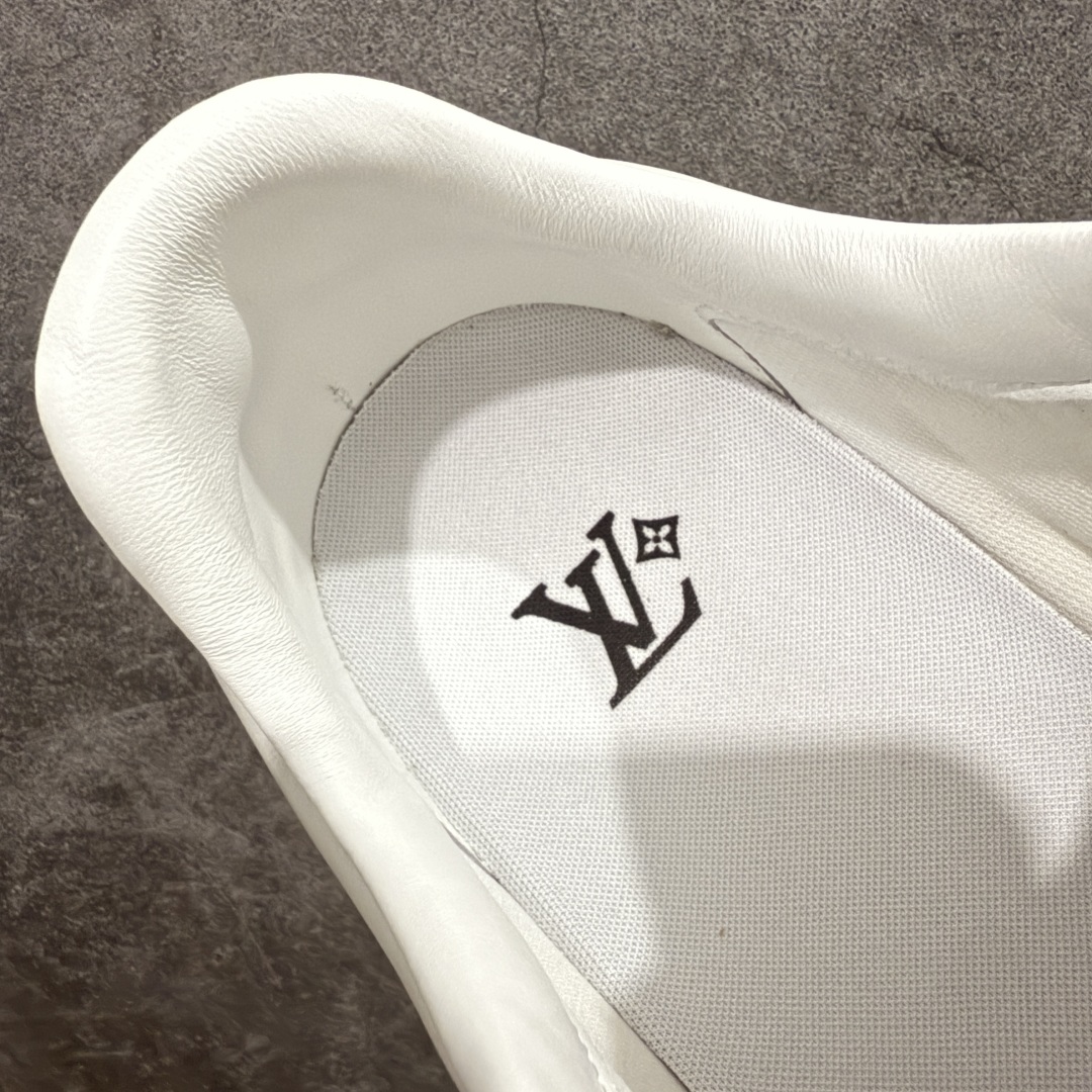 图片[9]-【莞产渠道礼盒版】Louis Vuitton LV Footprint 25ss 新款 情侣同款足球鞋休闲运动鞋 莞顶品质 市面最高版 正确细节 原版1：1对版开发 细节 卡色 材料均与原版一致 高清洁度裁边 头层小牛皮 翻毛系列走线处正确雾面效果 正确字体颜色 正确大底卡色 内里柔软小牛皮 质感满分💯 注意区分市场通货版本💪🏻 这款 Footprint Soccer 运动鞋于2025春夏系列时装展中亮相，是Pharrell Williams 首次以足球鞋为灵感设计的运动鞋。 鞋款的灵感来自跨越世代和文化的足球运动，呼应2025春夏系列 时装展团结一致、全民参与的主题。鞋款以流丽的设计著称，侧面以富动感的IV Initials标志点缀 鞋舌缀有灵感来自足球队伍的Lvers United徽章，而脚掌纹橡胶鞋底饰有多款路易威登标志 时髦休闲穿搭 时尚界的弄潮儿 面料：进口麂皮 内里：羊皮内里 大底：原版开模大底 尺码：35-46(46定做）-选品中心