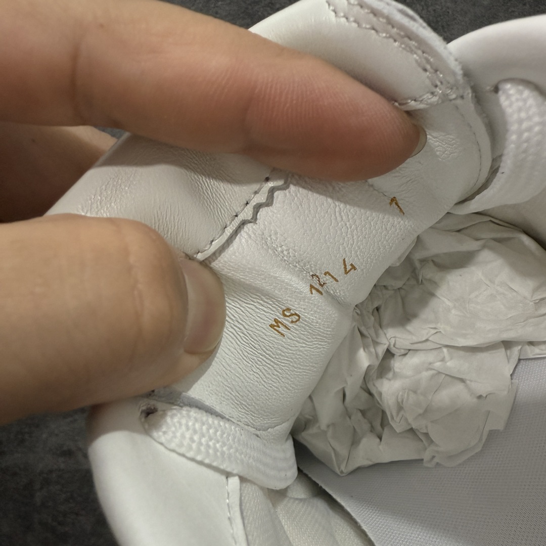 图片[8]-【莞产渠道礼盒版】Louis Vuitton LV Footprint 25ss 新款 情侣同款足球鞋休闲运动鞋 莞顶品质 市面最高版 正确细节 原版1：1对版开发 细节 卡色 材料均与原版一致 高清洁度裁边 头层小牛皮 翻毛系列走线处正确雾面效果 正确字体颜色 正确大底卡色 内里柔软小牛皮 质感满分💯 注意区分市场通货版本💪🏻 这款 Footprint Soccer 运动鞋于2025春夏系列时装展中亮相，是Pharrell Williams 首次以足球鞋为灵感设计的运动鞋。 鞋款的灵感来自跨越世代和文化的足球运动，呼应2025春夏系列 时装展团结一致、全民参与的主题。鞋款以流丽的设计著称，侧面以富动感的IV Initials标志点缀 鞋舌缀有灵感来自足球队伍的Lvers United徽章，而脚掌纹橡胶鞋底饰有多款路易威登标志 时髦休闲穿搭 时尚界的弄潮儿 面料：进口麂皮 内里：羊皮内里 大底：原版开模大底 尺码：35-46(46定做）-选品中心