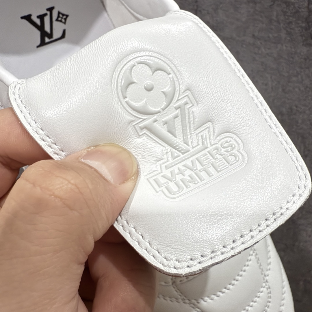 图片[7]-【莞产渠道礼盒版】Louis Vuitton LV Footprint 25ss 新款 情侣同款足球鞋休闲运动鞋 莞顶品质 市面最高版 正确细节 原版1：1对版开发 细节 卡色 材料均与原版一致 高清洁度裁边 头层小牛皮 翻毛系列走线处正确雾面效果 正确字体颜色 正确大底卡色 内里柔软小牛皮 质感满分💯 注意区分市场通货版本💪🏻 这款 Footprint Soccer 运动鞋于2025春夏系列时装展中亮相，是Pharrell Williams 首次以足球鞋为灵感设计的运动鞋。 鞋款的灵感来自跨越世代和文化的足球运动，呼应2025春夏系列 时装展团结一致、全民参与的主题。鞋款以流丽的设计著称，侧面以富动感的IV Initials标志点缀 鞋舌缀有灵感来自足球队伍的Lvers United徽章，而脚掌纹橡胶鞋底饰有多款路易威登标志 时髦休闲穿搭 时尚界的弄潮儿 面料：进口麂皮 内里：羊皮内里 大底：原版开模大底 尺码：35-46(46定做）-选品中心