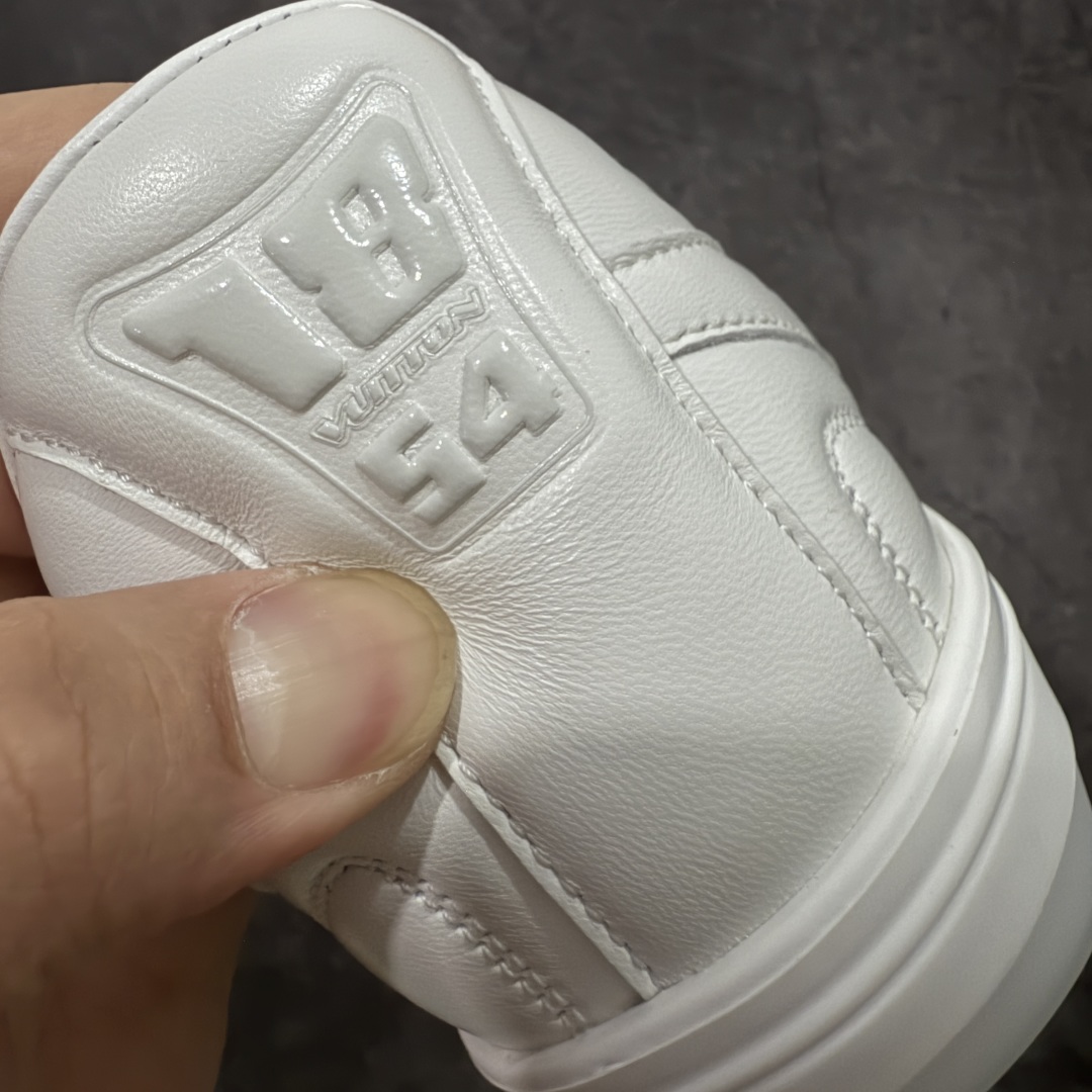 图片[2]-【莞产渠道礼盒版】Louis Vuitton LV Footprint 25ss 新款 情侣同款足球鞋休闲运动鞋 莞顶品质 市面最高版 正确细节 原版1：1对版开发 细节 卡色 材料均与原版一致 高清洁度裁边 头层小牛皮 翻毛系列走线处正确雾面效果 正确字体颜色 正确大底卡色 内里柔软小牛皮 质感满分💯 注意区分市场通货版本💪🏻 这款 Footprint Soccer 运动鞋于2025春夏系列时装展中亮相，是Pharrell Williams 首次以足球鞋为灵感设计的运动鞋。 鞋款的灵感来自跨越世代和文化的足球运动，呼应2025春夏系列 时装展团结一致、全民参与的主题。鞋款以流丽的设计著称，侧面以富动感的IV Initials标志点缀 鞋舌缀有灵感来自足球队伍的Lvers United徽章，而脚掌纹橡胶鞋底饰有多款路易威登标志 时髦休闲穿搭 时尚界的弄潮儿 面料：进口麂皮 内里：羊皮内里 大底：原版开模大底 尺码：35-46(46定做）-选品中心