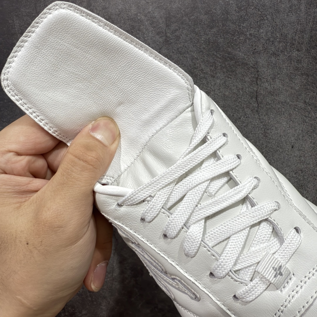 图片[6]-【莞产渠道礼盒版】Louis Vuitton LV Footprint 25ss 新款 情侣同款足球鞋休闲运动鞋 莞顶品质 市面最高版 正确细节 原版1：1对版开发 细节 卡色 材料均与原版一致 高清洁度裁边 头层小牛皮 翻毛系列走线处正确雾面效果 正确字体颜色 正确大底卡色 内里柔软小牛皮 质感满分💯 注意区分市场通货版本💪🏻 这款 Footprint Soccer 运动鞋于2025春夏系列时装展中亮相，是Pharrell Williams 首次以足球鞋为灵感设计的运动鞋。 鞋款的灵感来自跨越世代和文化的足球运动，呼应2025春夏系列 时装展团结一致、全民参与的主题。鞋款以流丽的设计著称，侧面以富动感的IV Initials标志点缀 鞋舌缀有灵感来自足球队伍的Lvers United徽章，而脚掌纹橡胶鞋底饰有多款路易威登标志 时髦休闲穿搭 时尚界的弄潮儿 面料：进口麂皮 内里：羊皮内里 大底：原版开模大底 尺码：35-46(46定做）-选品中心