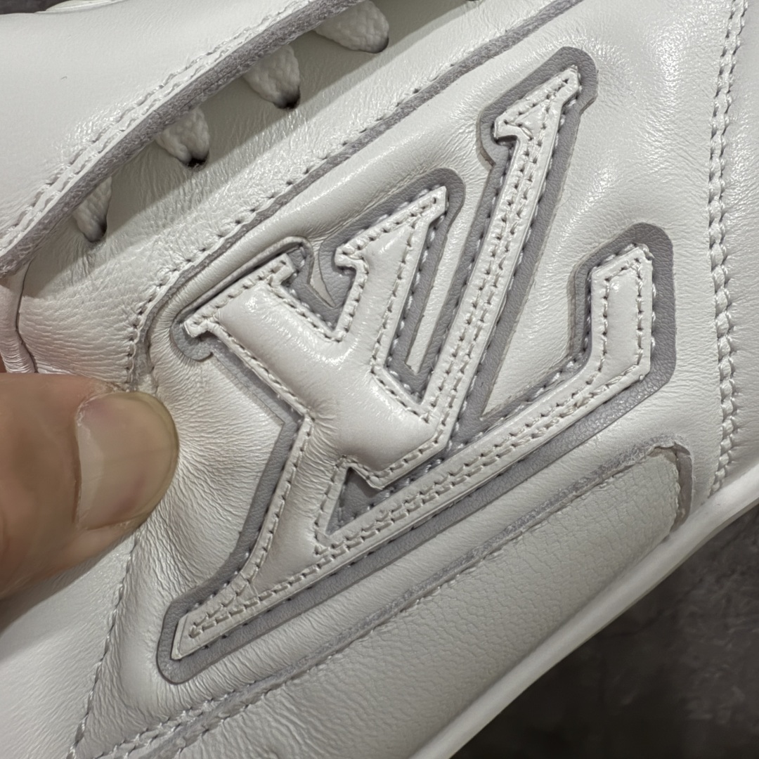 图片[4]-【莞产渠道礼盒版】Louis Vuitton LV Footprint 25ss 新款 情侣同款足球鞋休闲运动鞋 莞顶品质 市面最高版 正确细节 原版1：1对版开发 细节 卡色 材料均与原版一致 高清洁度裁边 头层小牛皮 翻毛系列走线处正确雾面效果 正确字体颜色 正确大底卡色 内里柔软小牛皮 质感满分💯 注意区分市场通货版本💪🏻 这款 Footprint Soccer 运动鞋于2025春夏系列时装展中亮相，是Pharrell Williams 首次以足球鞋为灵感设计的运动鞋。 鞋款的灵感来自跨越世代和文化的足球运动，呼应2025春夏系列 时装展团结一致、全民参与的主题。鞋款以流丽的设计著称，侧面以富动感的IV Initials标志点缀 鞋舌缀有灵感来自足球队伍的Lvers United徽章，而脚掌纹橡胶鞋底饰有多款路易威登标志 时髦休闲穿搭 时尚界的弄潮儿 面料：进口麂皮 内里：羊皮内里 大底：原版开模大底 尺码：35-46(46定做）-选品中心