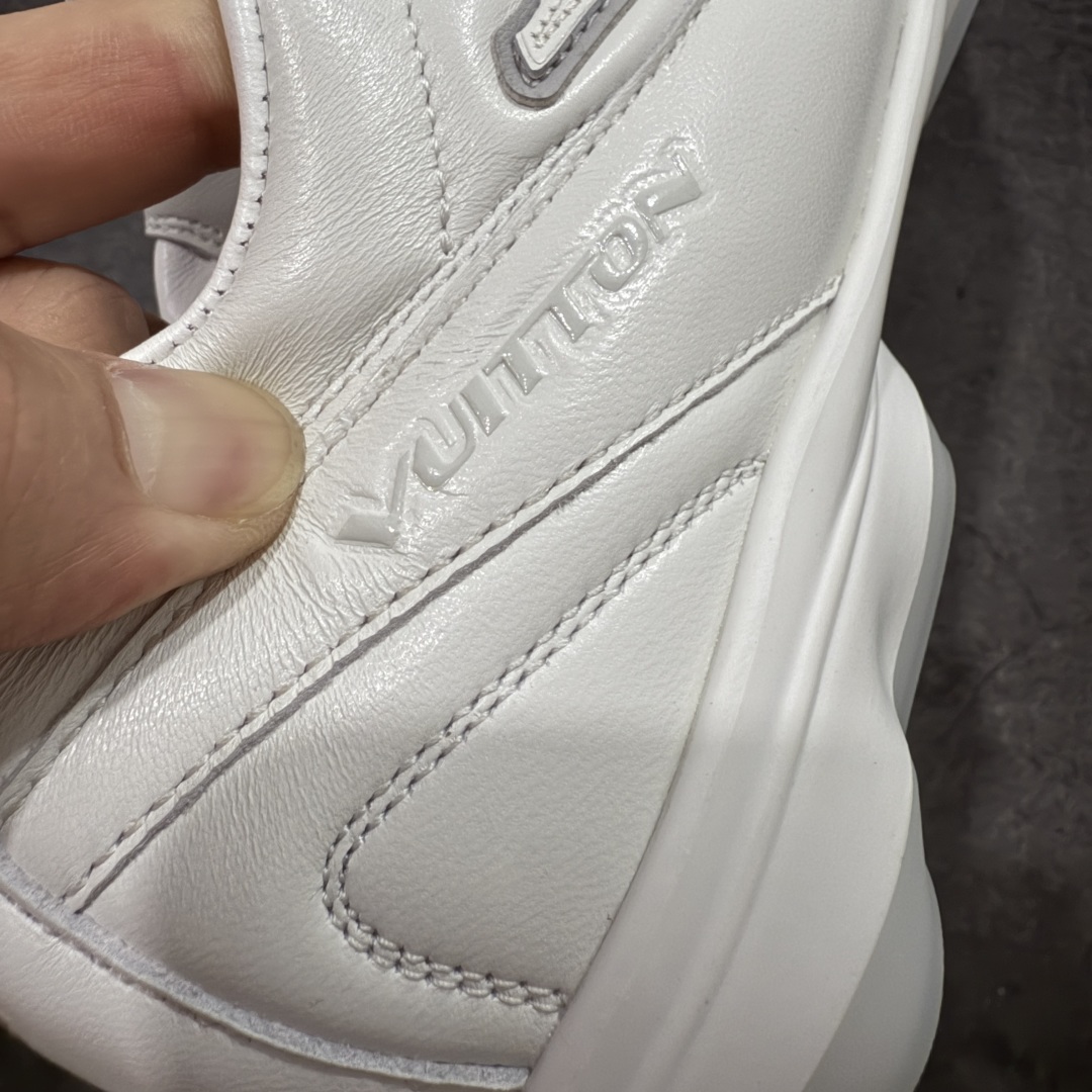 图片[3]-【莞产渠道礼盒版】Louis Vuitton LV Footprint 25ss 新款 情侣同款足球鞋休闲运动鞋 莞顶品质 市面最高版 正确细节 原版1：1对版开发 细节 卡色 材料均与原版一致 高清洁度裁边 头层小牛皮 翻毛系列走线处正确雾面效果 正确字体颜色 正确大底卡色 内里柔软小牛皮 质感满分💯 注意区分市场通货版本💪🏻 这款 Footprint Soccer 运动鞋于2025春夏系列时装展中亮相，是Pharrell Williams 首次以足球鞋为灵感设计的运动鞋。 鞋款的灵感来自跨越世代和文化的足球运动，呼应2025春夏系列 时装展团结一致、全民参与的主题。鞋款以流丽的设计著称，侧面以富动感的IV Initials标志点缀 鞋舌缀有灵感来自足球队伍的Lvers United徽章，而脚掌纹橡胶鞋底饰有多款路易威登标志 时髦休闲穿搭 时尚界的弄潮儿 面料：进口麂皮 内里：羊皮内里 大底：原版开模大底 尺码：35-46(46定做）-选品中心