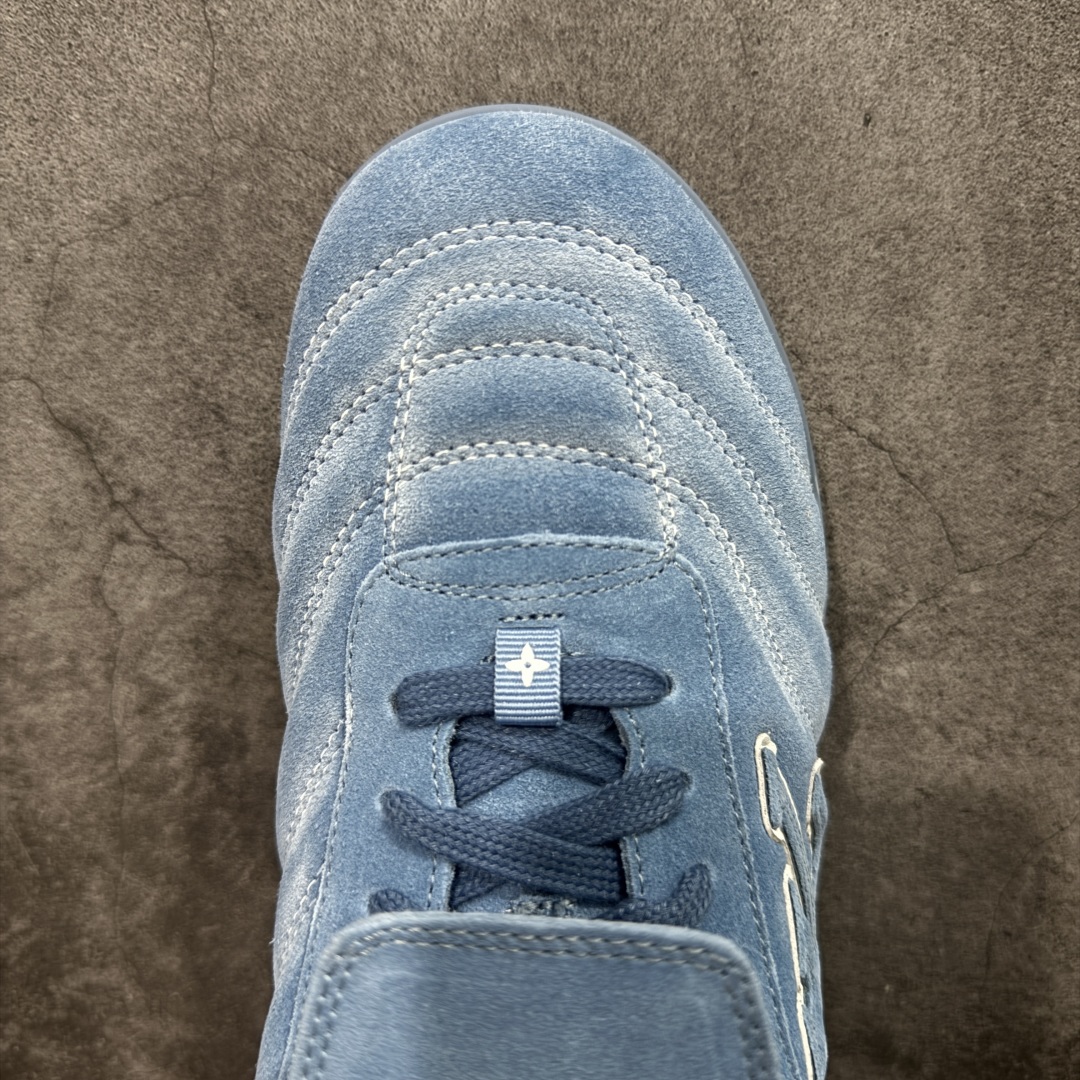 图片[5]-【莞产渠道礼盒版】Louis Vuitton LV Footprint 25ss 新款 情侣同款足球鞋休闲运动鞋 莞顶品质 市面最高版 正确细节 原版1：1对版开发 细节 卡色 材料均与原版一致 高清洁度裁边 头层小牛皮 翻毛系列走线处正确雾面效果 正确字体颜色 正确大底卡色 内里柔软小牛皮 质感满分💯 注意区分市场通货版本💪🏻 这款 Footprint Soccer 运动鞋于2025春夏系列时装展中亮相，是Pharrell Williams 首次以足球鞋为灵感设计的运动鞋。 鞋款的灵感来自跨越世代和文化的足球运动，呼应2025春夏系列 时装展团结一致、全民参与的主题。鞋款以流丽的设计著称，侧面以富动感的IV Initials标志点缀 鞋舌缀有灵感来自足球队伍的Lvers United徽章，而脚掌纹橡胶鞋底饰有多款路易威登标志 时髦休闲穿搭 时尚界的弄潮儿 面料：进口麂皮 内里：羊皮内里 大底：原版开模大底 尺码：35-46(46定做）-选品中心