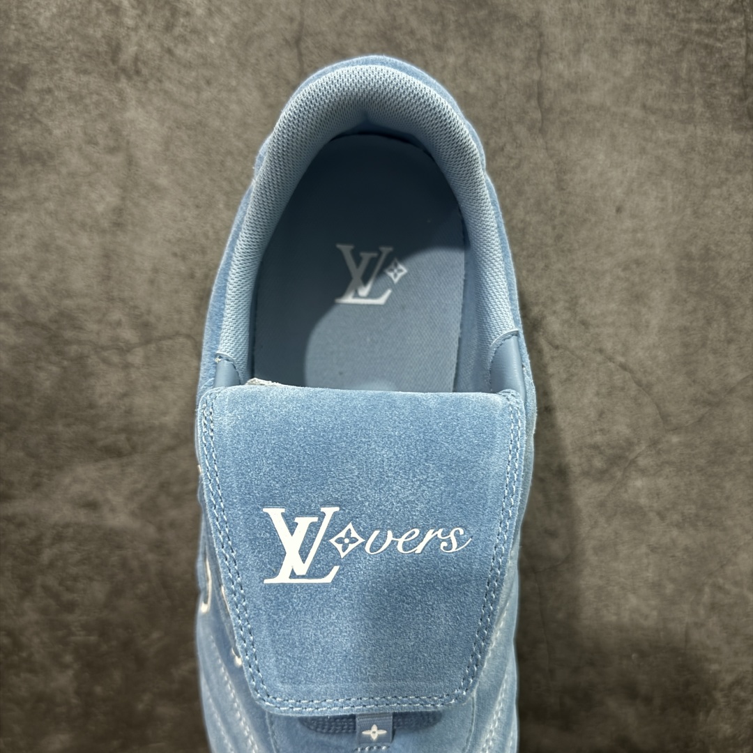 图片[8]-【莞产渠道礼盒版】Louis Vuitton LV Footprint 25ss 新款 情侣同款足球鞋休闲运动鞋 莞顶品质 市面最高版 正确细节 原版1：1对版开发 细节 卡色 材料均与原版一致 高清洁度裁边 头层小牛皮 翻毛系列走线处正确雾面效果 正确字体颜色 正确大底卡色 内里柔软小牛皮 质感满分💯 注意区分市场通货版本💪🏻 这款 Footprint Soccer 运动鞋于2025春夏系列时装展中亮相，是Pharrell Williams 首次以足球鞋为灵感设计的运动鞋。 鞋款的灵感来自跨越世代和文化的足球运动，呼应2025春夏系列 时装展团结一致、全民参与的主题。鞋款以流丽的设计著称，侧面以富动感的IV Initials标志点缀 鞋舌缀有灵感来自足球队伍的Lvers United徽章，而脚掌纹橡胶鞋底饰有多款路易威登标志 时髦休闲穿搭 时尚界的弄潮儿 面料：进口麂皮 内里：羊皮内里 大底：原版开模大底 尺码：35-46(46定做）-选品中心