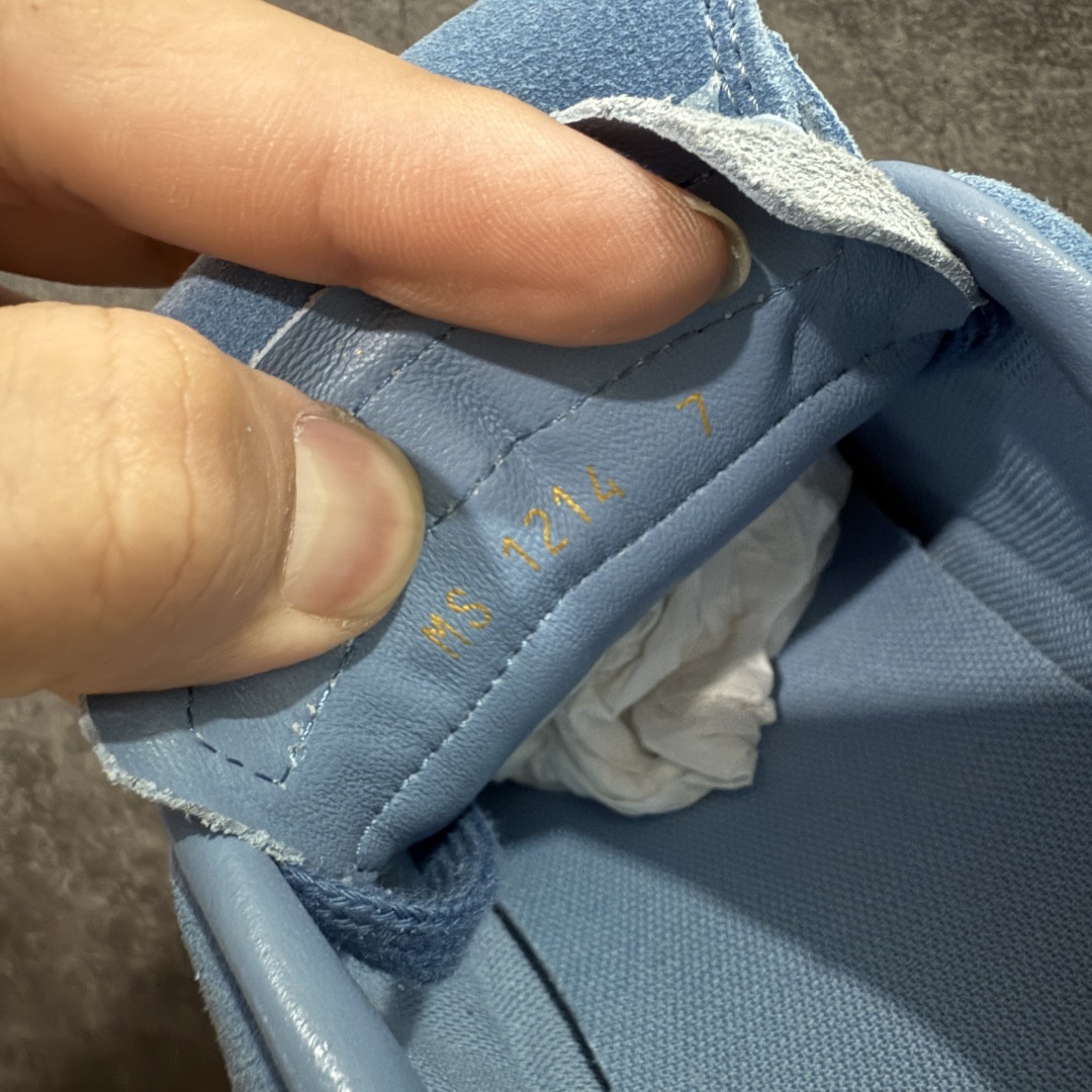 图片[8]-【莞产渠道礼盒版】Louis Vuitton LV Footprint 25ss 新款 情侣同款足球鞋休闲运动鞋 莞顶品质 市面最高版 正确细节 原版1：1对版开发 细节 卡色 材料均与原版一致 高清洁度裁边 头层小牛皮 翻毛系列走线处正确雾面效果 正确字体颜色 正确大底卡色 内里柔软小牛皮 质感满分💯 注意区分市场通货版本💪🏻 这款 Footprint Soccer 运动鞋于2025春夏系列时装展中亮相，是Pharrell Williams 首次以足球鞋为灵感设计的运动鞋。 鞋款的灵感来自跨越世代和文化的足球运动，呼应2025春夏系列 时装展团结一致、全民参与的主题。鞋款以流丽的设计著称，侧面以富动感的IV Initials标志点缀 鞋舌缀有灵感来自足球队伍的Lvers United徽章，而脚掌纹橡胶鞋底饰有多款路易威登标志 时髦休闲穿搭 时尚界的弄潮儿 面料：进口麂皮 内里：羊皮内里 大底：原版开模大底 尺码：35-46(46定做）-选品中心